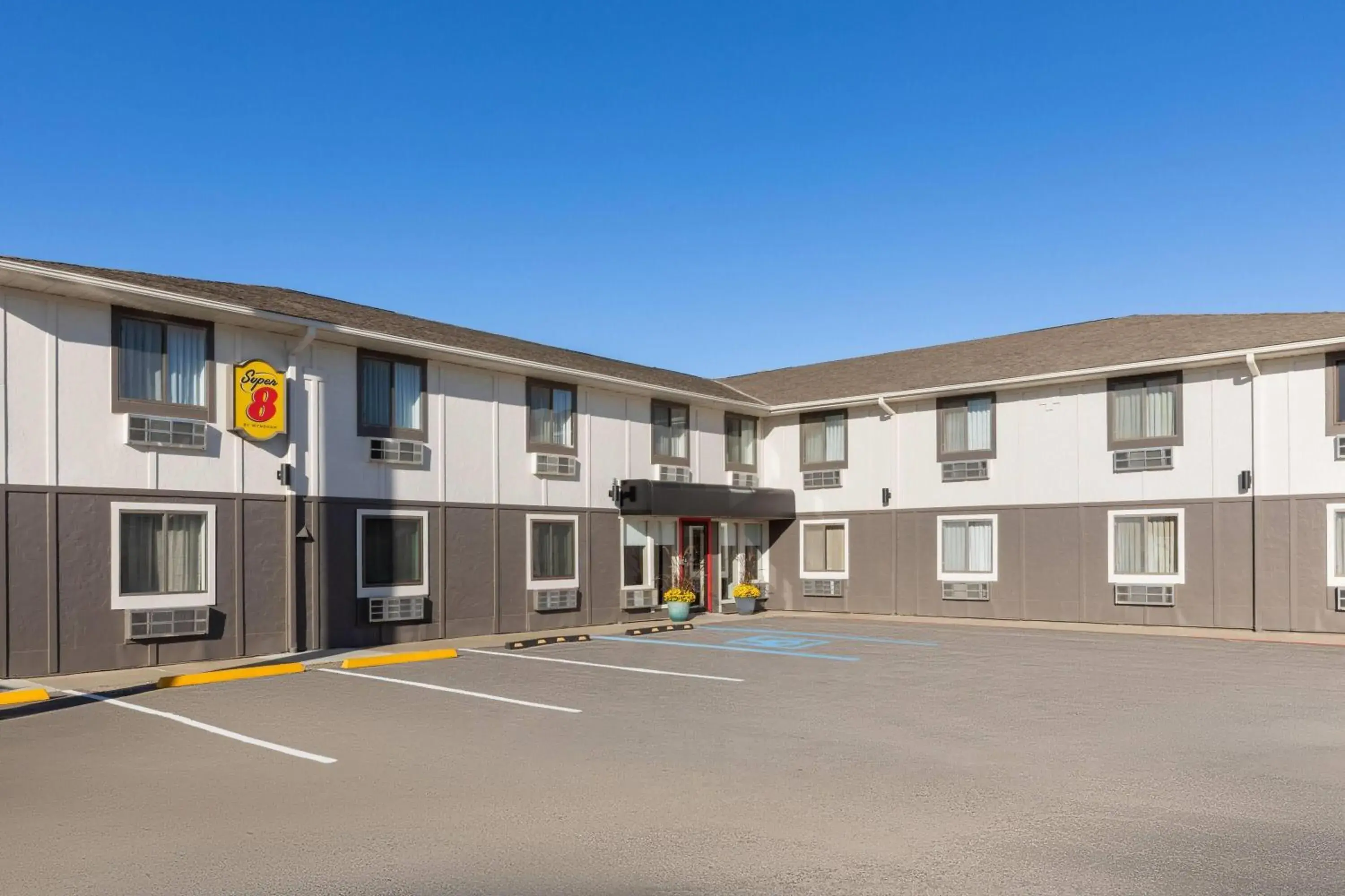 Property building in Super 8 by Wyndham Rock Port MO Property building in Super 8 by Wyndham Rock Port MO