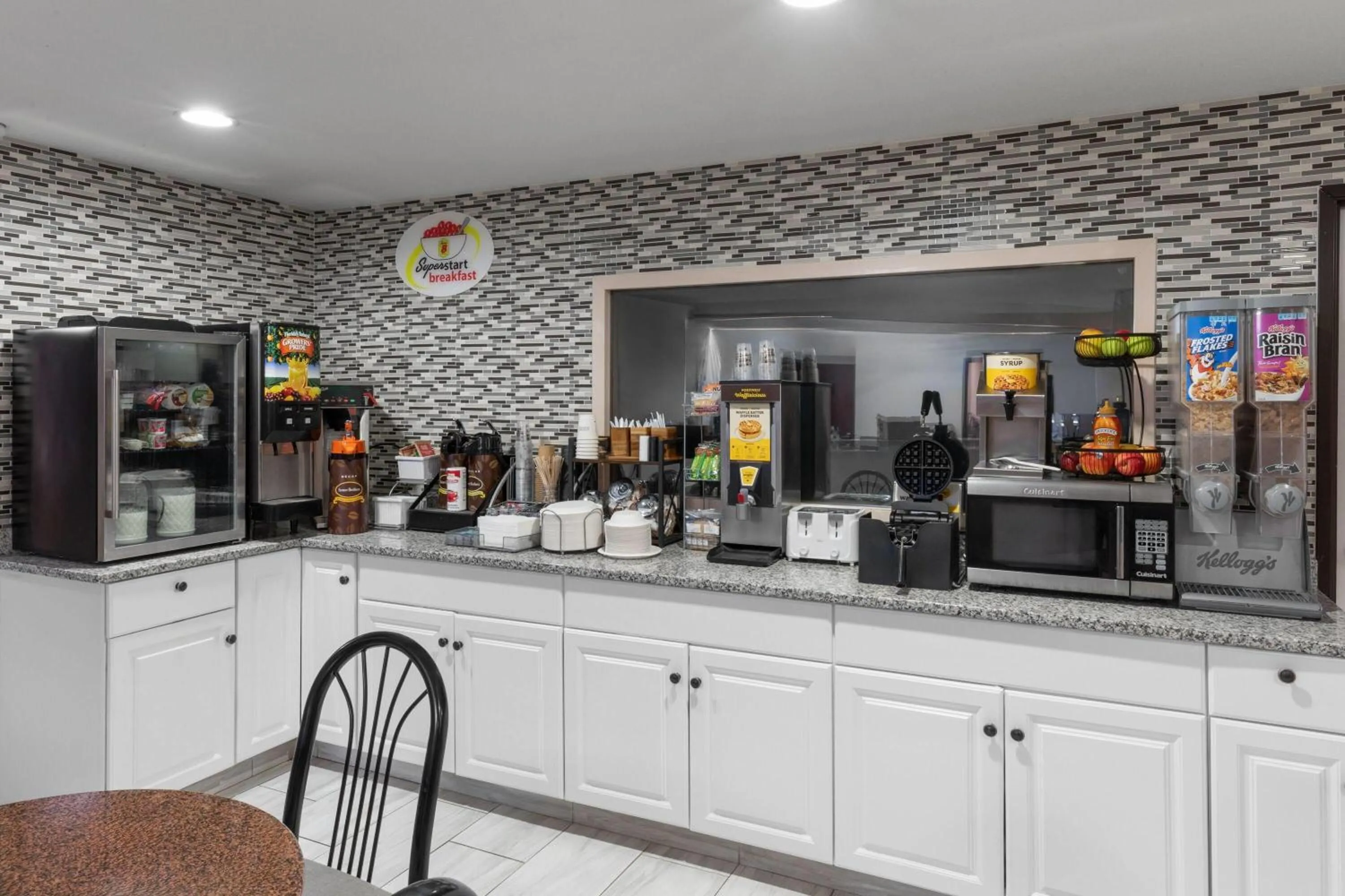 Breakfast in Super 8 by Wyndham Rock Port MO