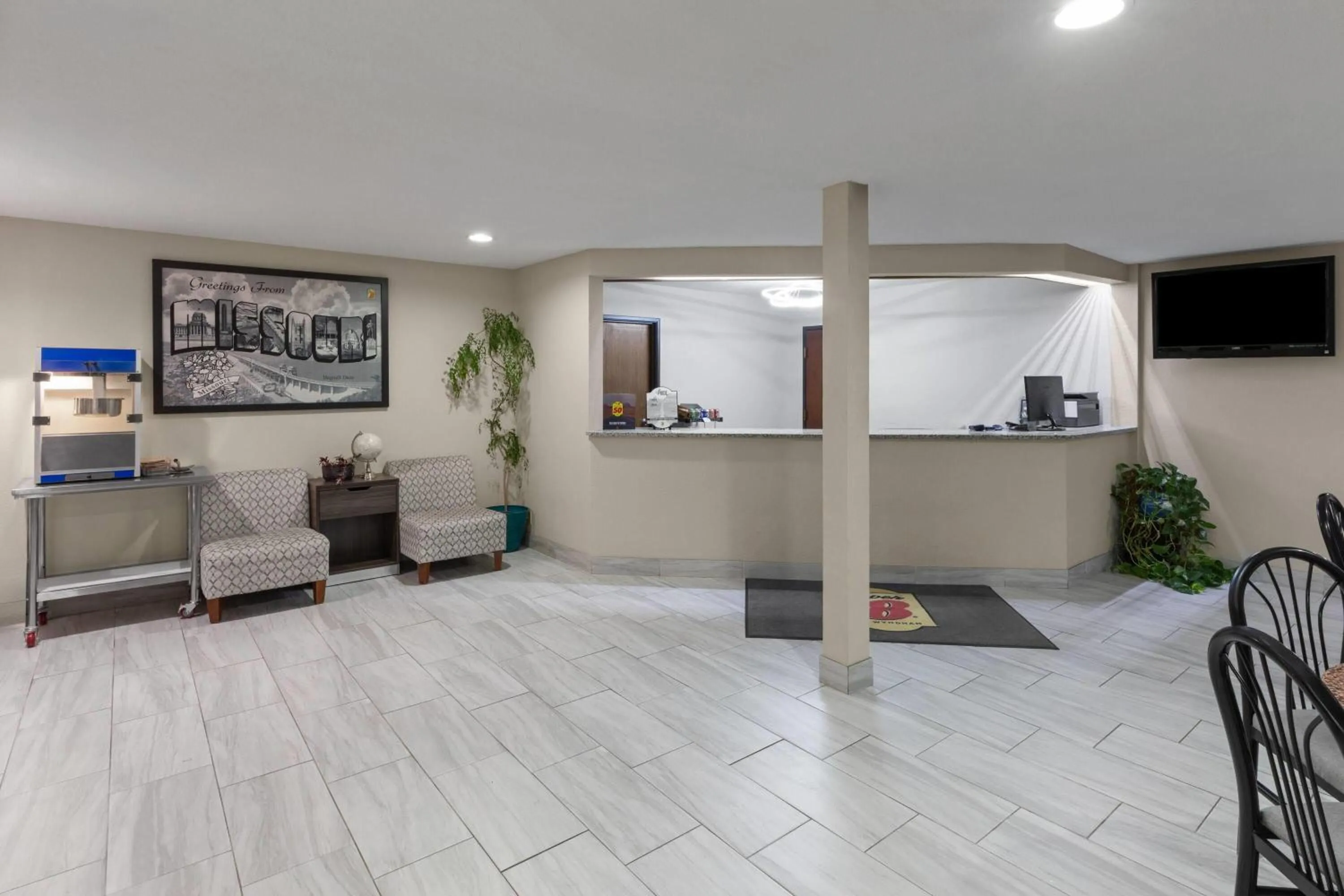 Lobby or reception in Super 8 by Wyndham Rock Port MO