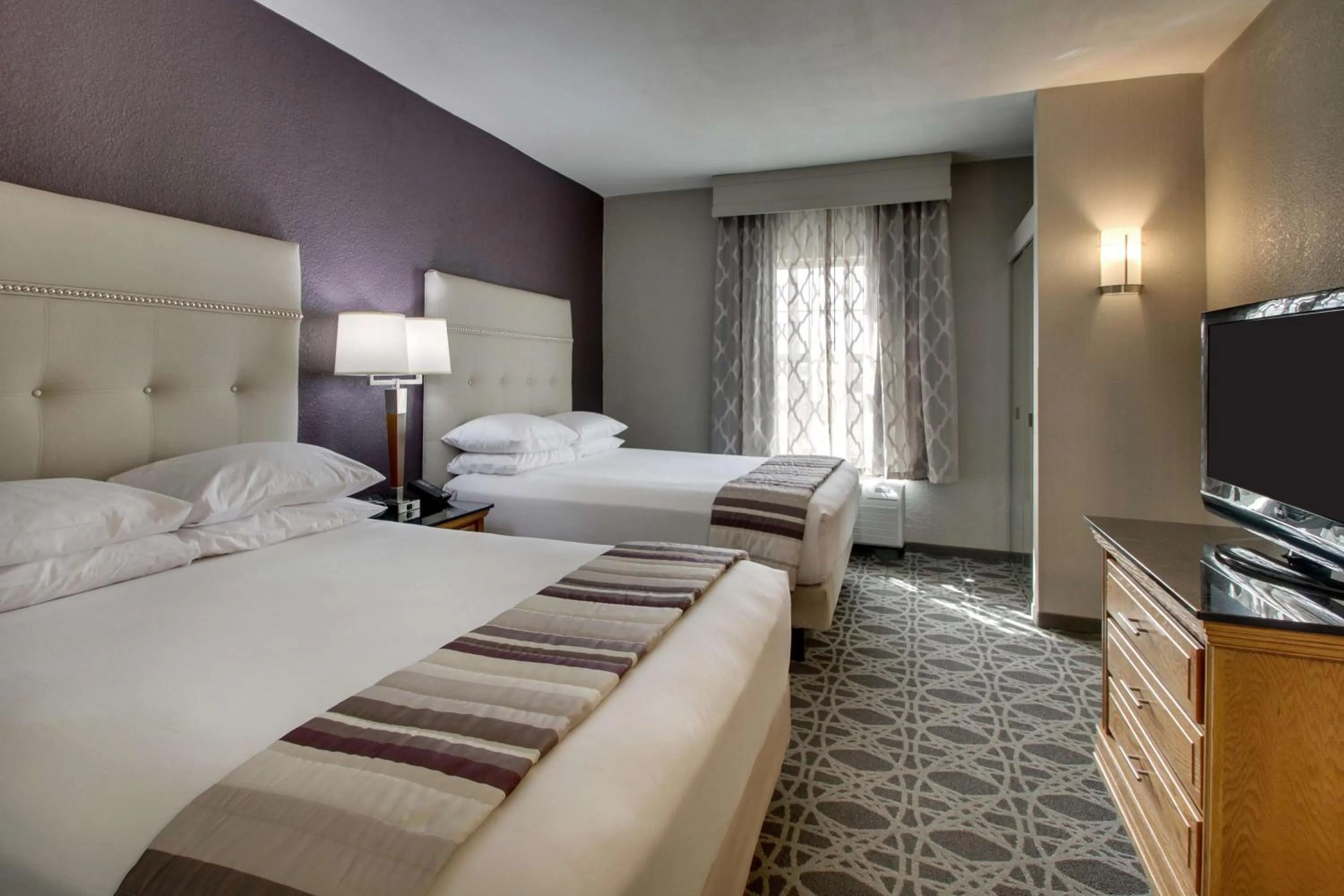 Photo of the whole room, Bed in Drury Inn & Suites Albuquerque North