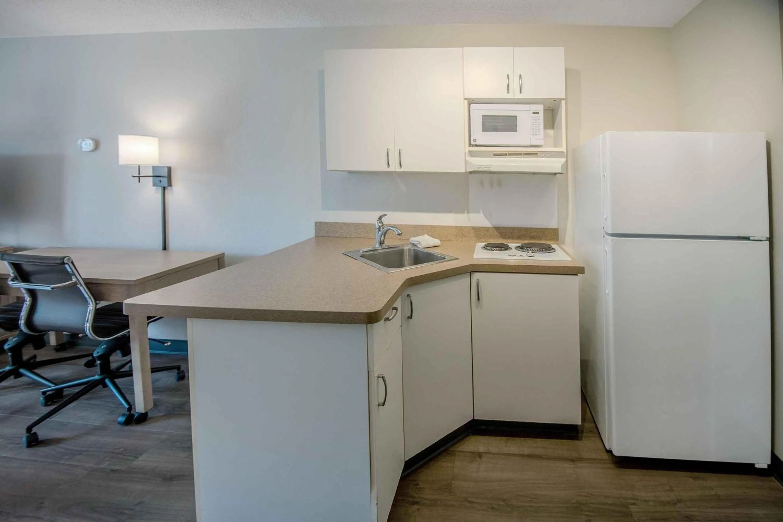 Kitchen or kitchenette in Extended Stay America Suites - Orange County - John Wayne Airport