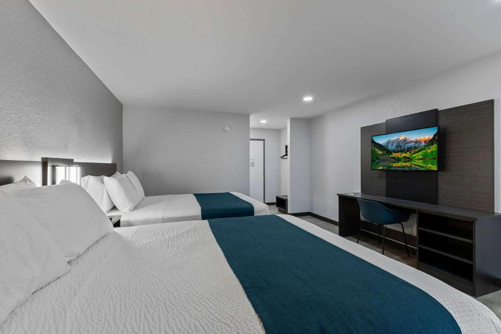 Photo of the whole room, Bed in Motel 6 Brighton CO Denver Northeast