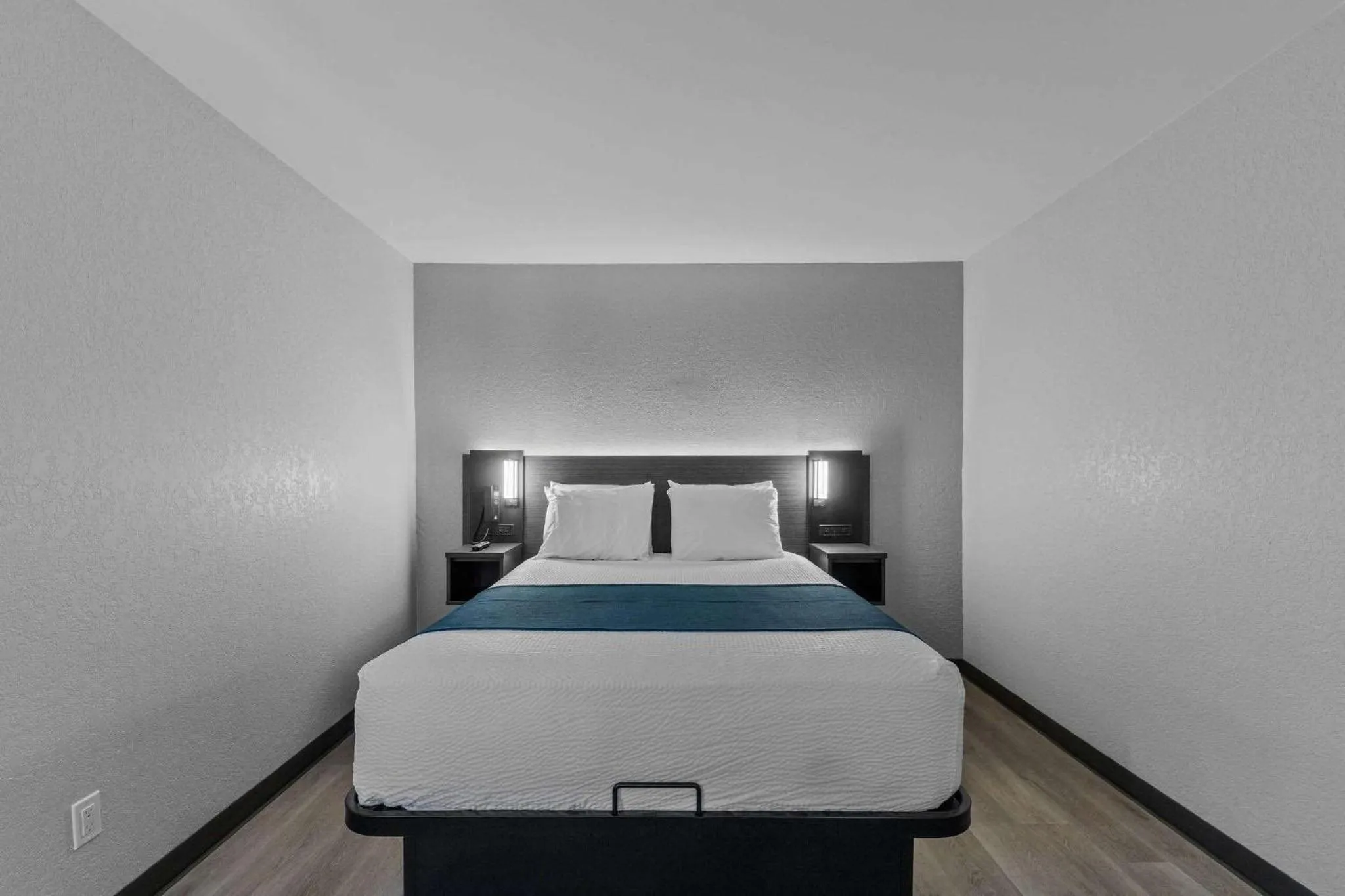 Photo of the whole room, Bed in Motel 6 Brighton CO Denver Northeast