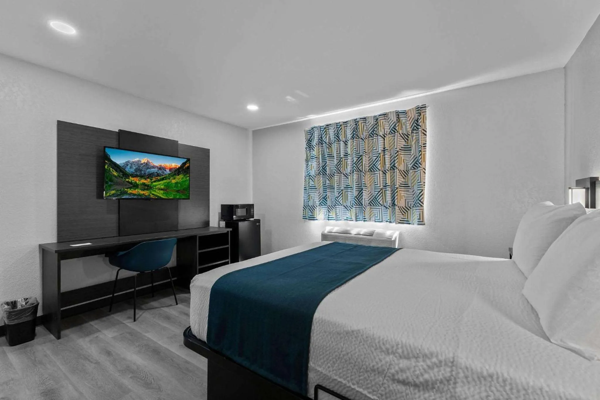 Photo of the whole room, Bed in Motel 6 Brighton CO Denver Northeast