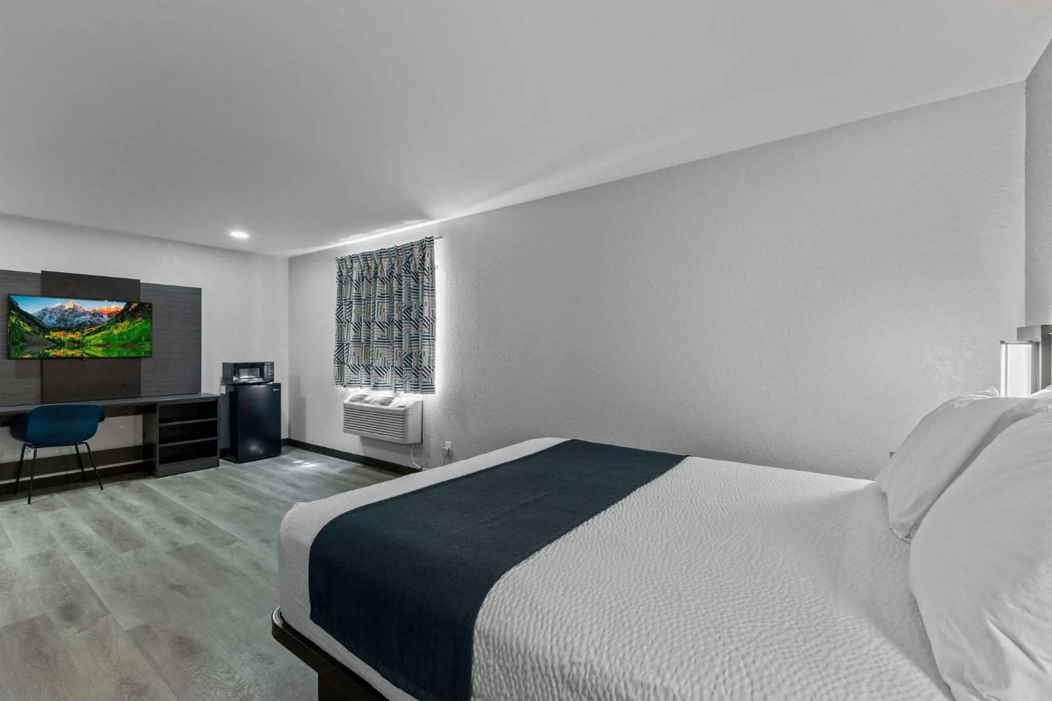 Photo of the whole room, Bed in Motel 6 Brighton CO Denver Northeast