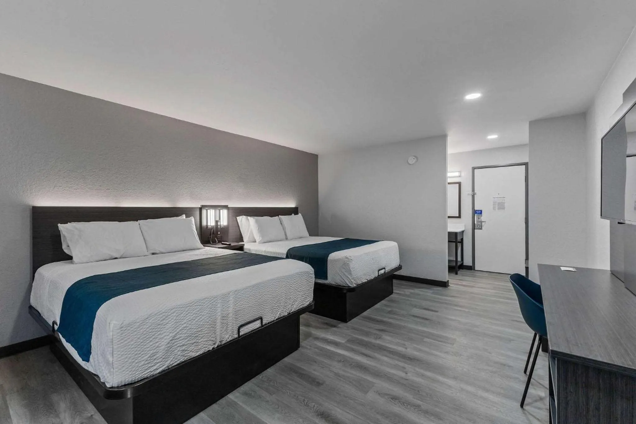 Photo of the whole room, Bed in Motel 6 Brighton CO Denver Northeast