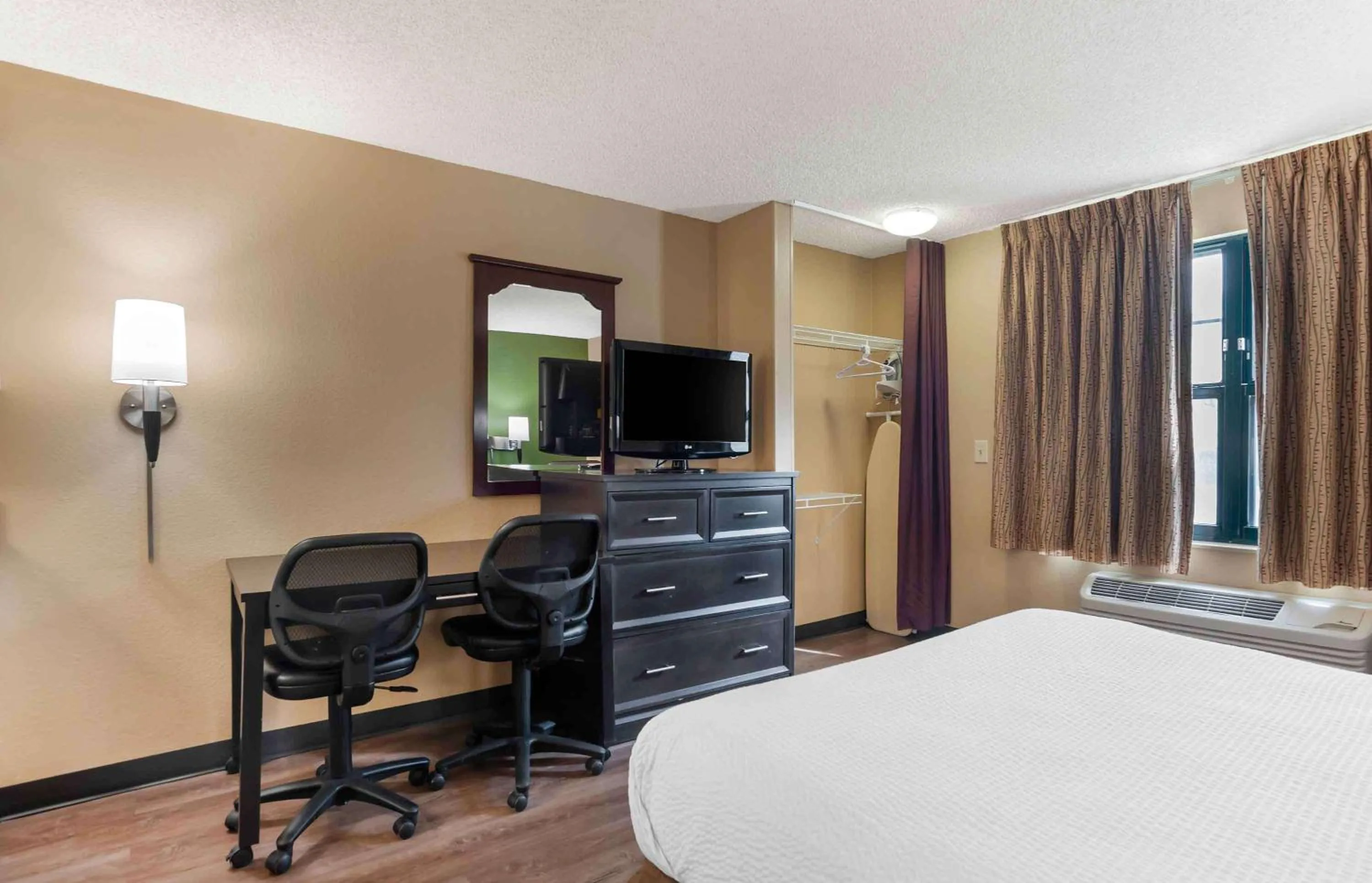 Bedroom, TV/Entertainment Center in Extended Stay America Suites - San Diego - Hotel Circle