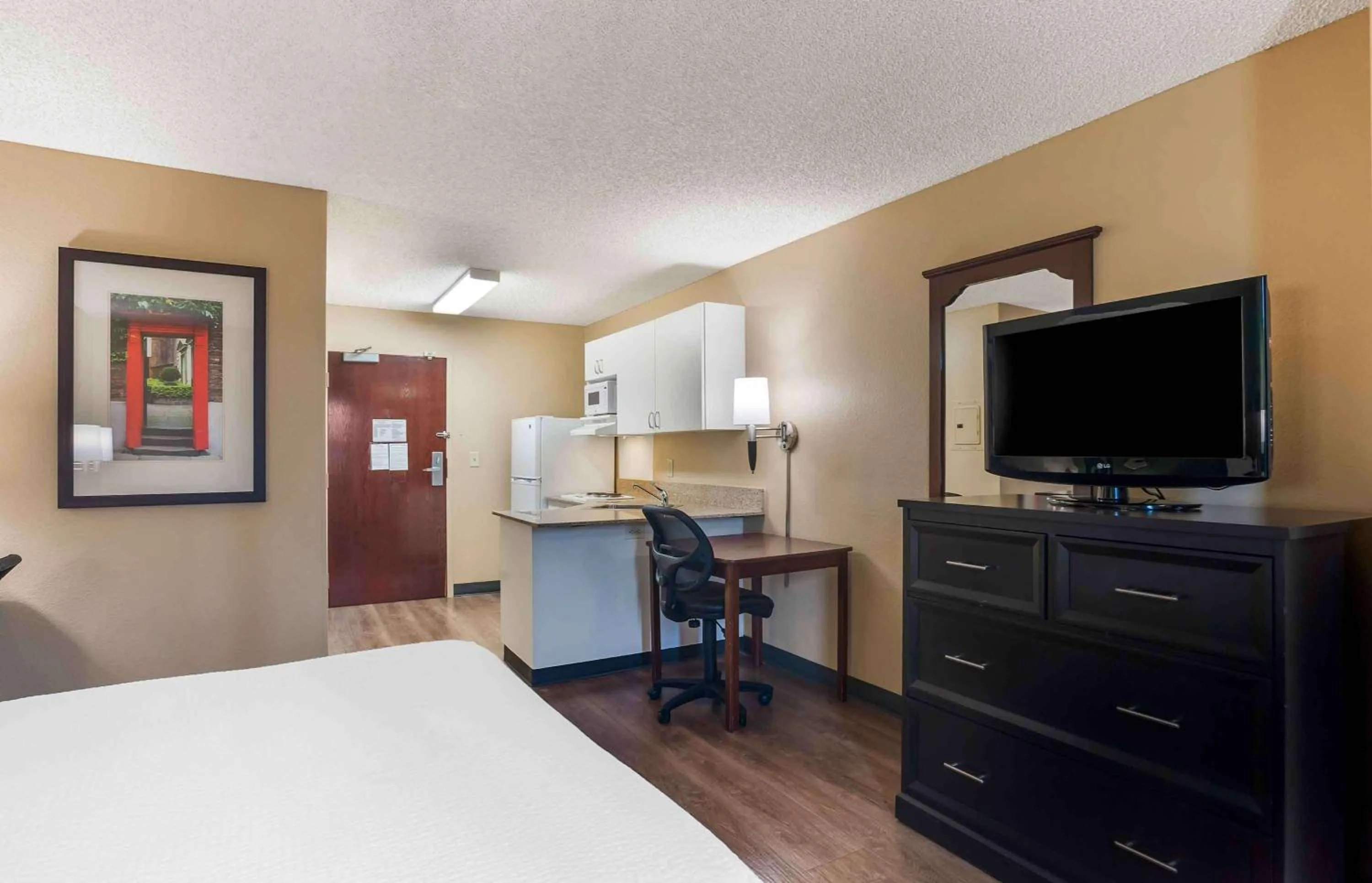 Bedroom, TV/Entertainment Center in Extended Stay America Suites - San Diego - Hotel Circle