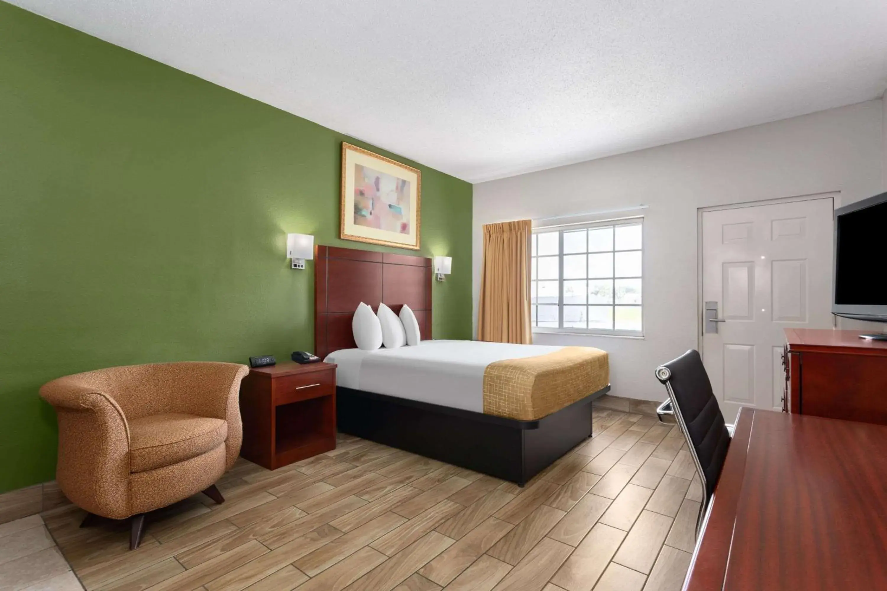 1 Queen Bed, Mobility/Hearing Impaired Accessible Room, Roll-in Shower, Non-Smoking in Travelodge Suites by Wyndham Lake Okeechobee 1 Queen Bed, Mobility/Hearing Impaired Accessible Room, Roll-in Shower, Non-Smoking in Travelodge Suites by Wyndham Lake Okeechobee