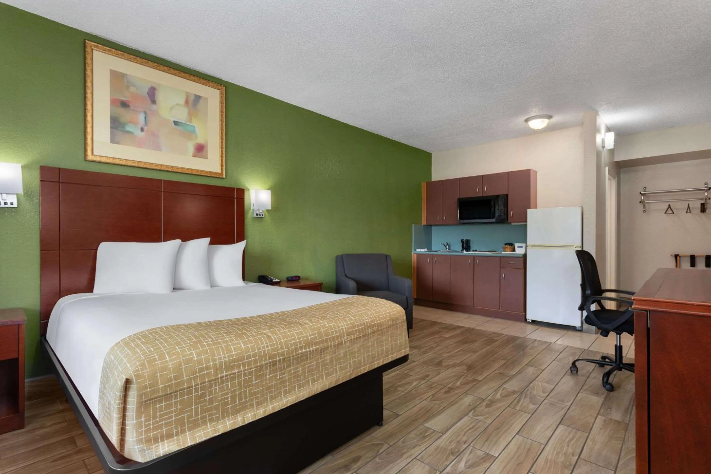 Photo of the whole room, Bed in Travelodge Suites by Wyndham Lake Okeechobee
