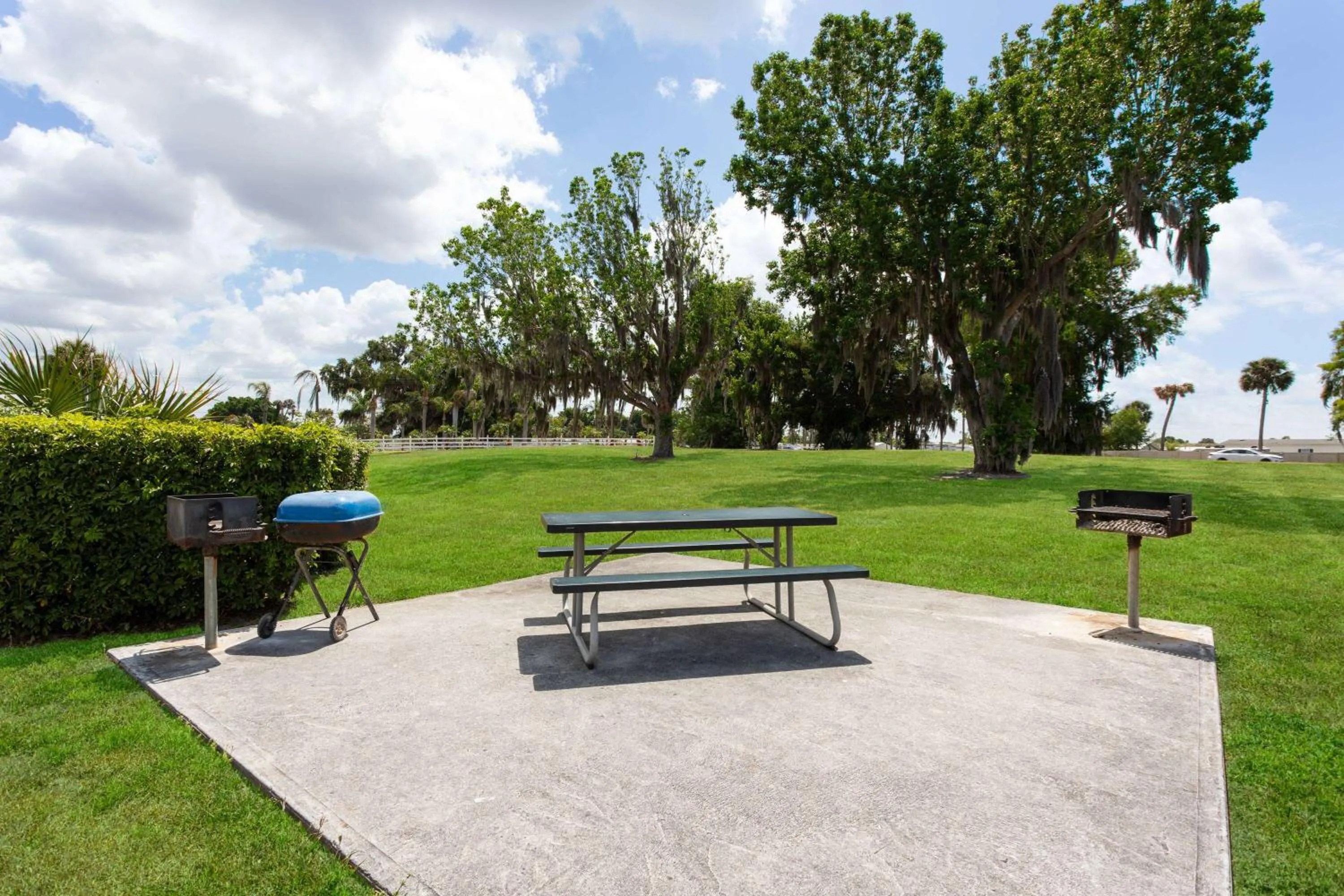 BBQ facilities in Travelodge Suites by Wyndham Lake Okeechobee