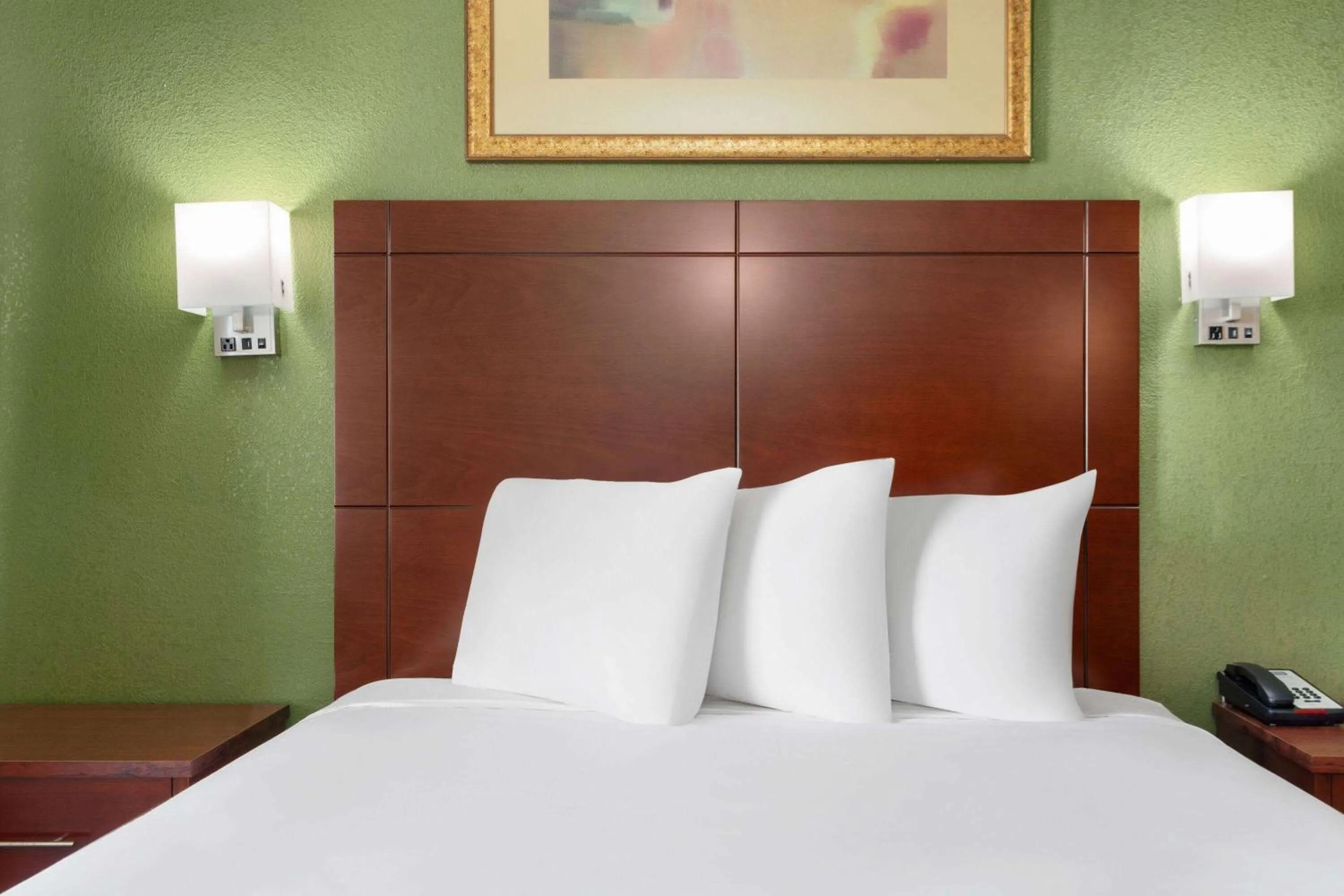 Photo of the whole room, Bed in Travelodge Suites by Wyndham Lake Okeechobee