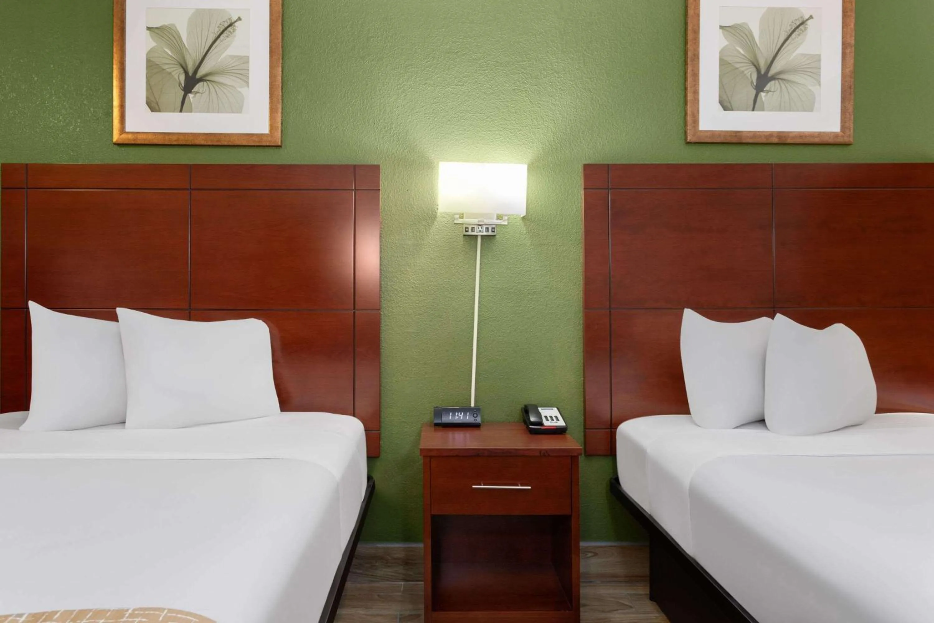 Photo of the whole room, Bed in Travelodge Suites by Wyndham Lake Okeechobee