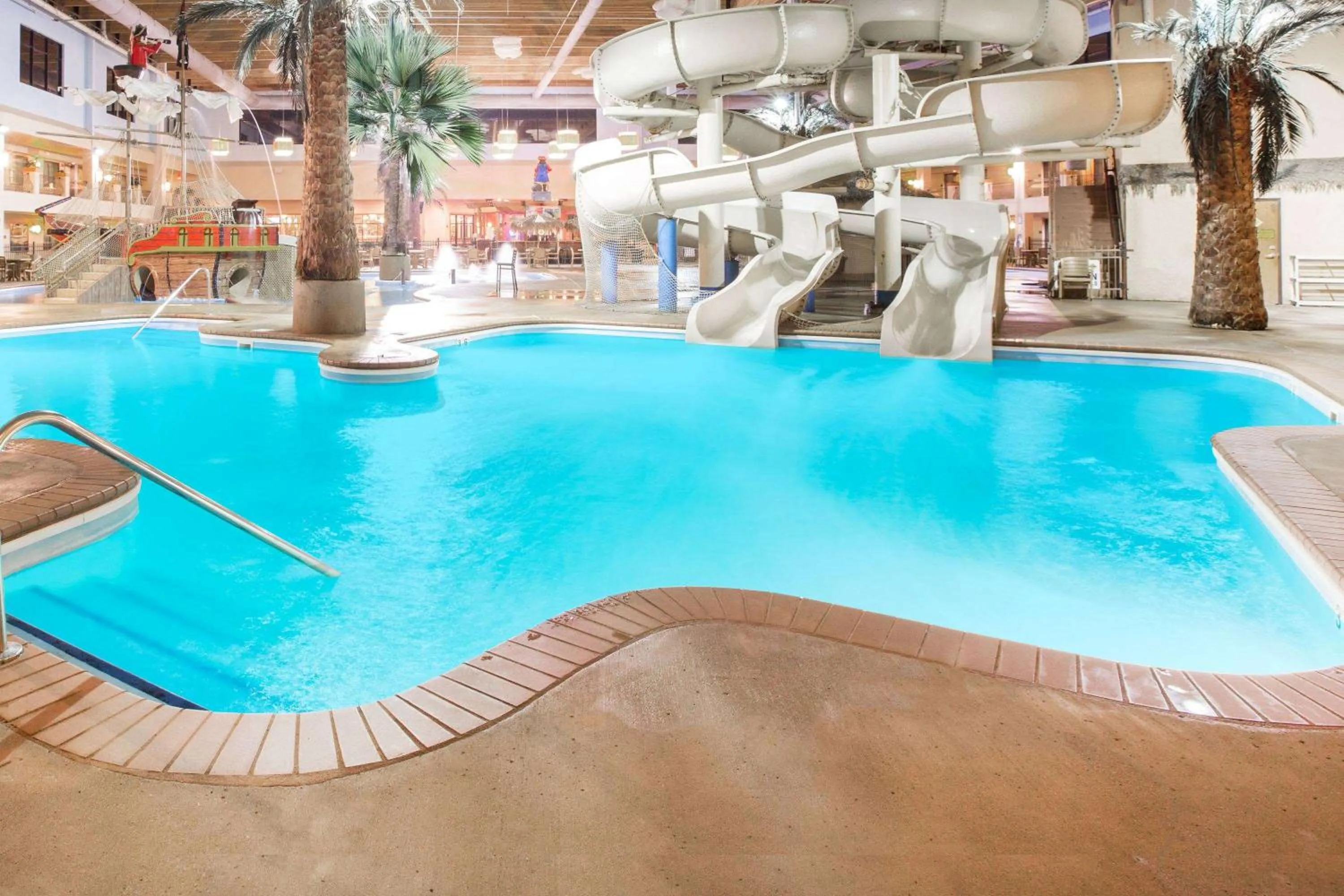 Aqua park in Ramada by Wyndham Des Moines Tropics Resort & Conference Ctr