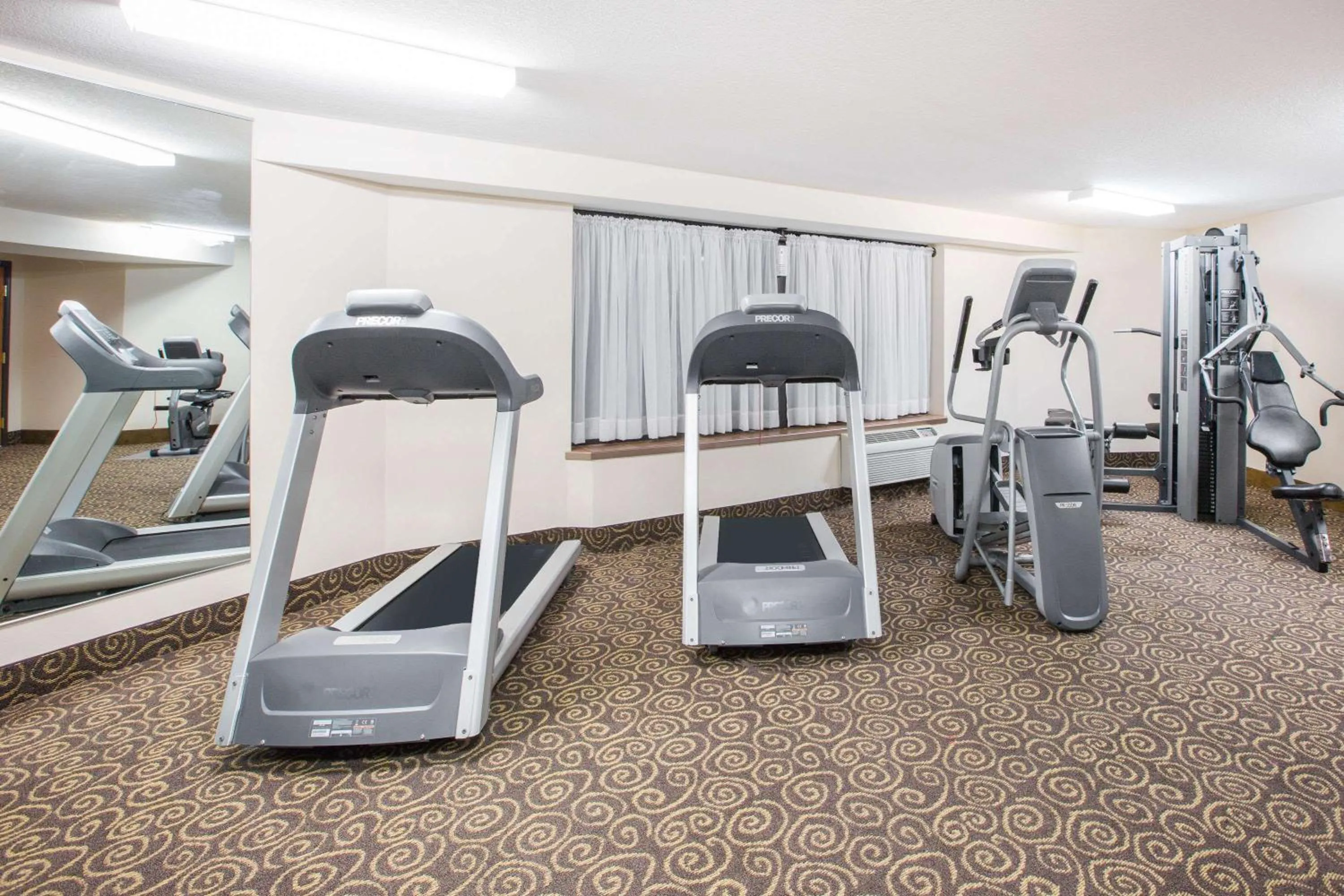 Fitness centre/facilities in Ramada by Wyndham Des Moines Tropics Resort & Conference Ctr