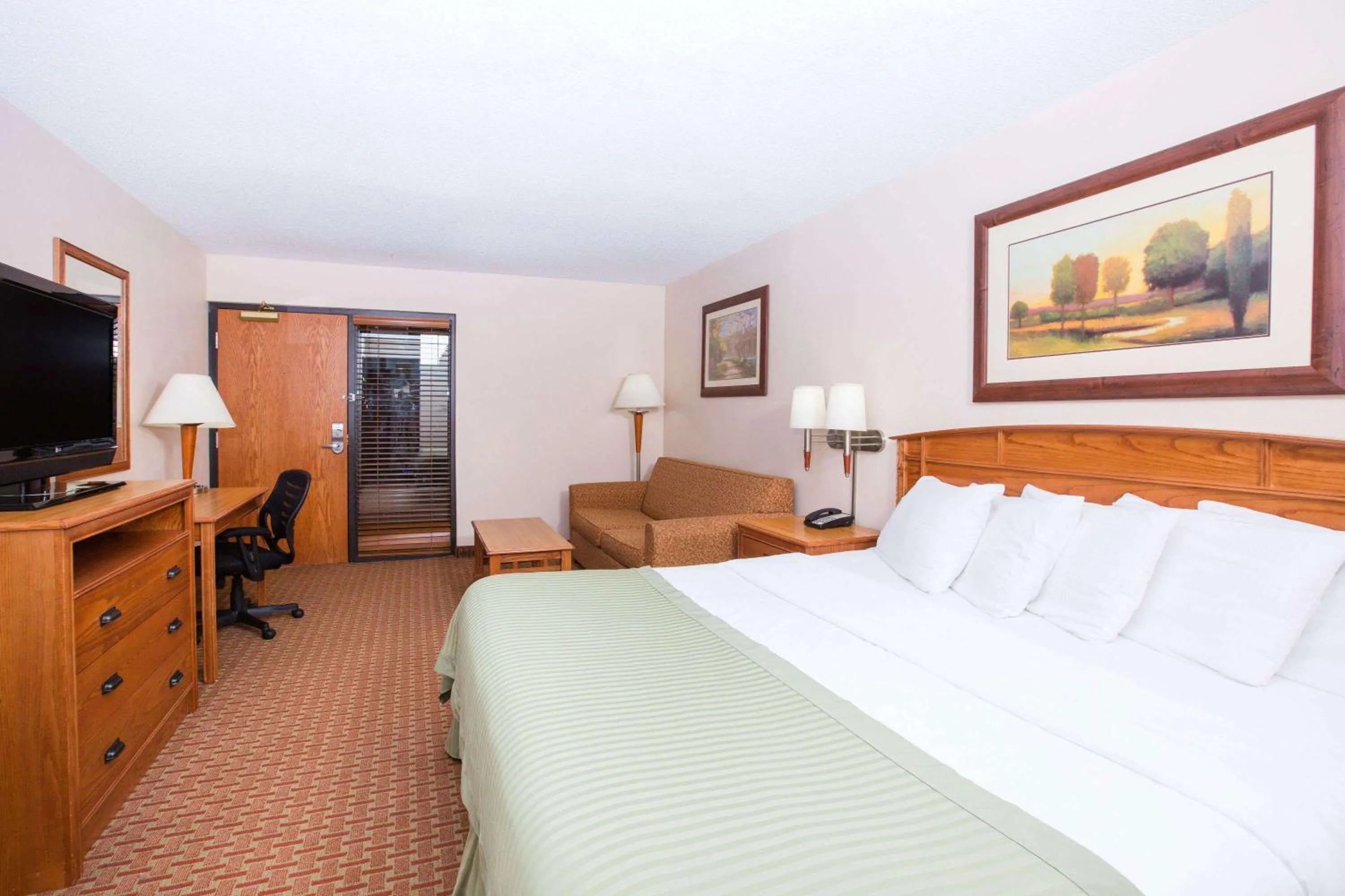 Photo of the whole room, Bed in Ramada by Wyndham Des Moines Tropics Resort & Conference Ctr