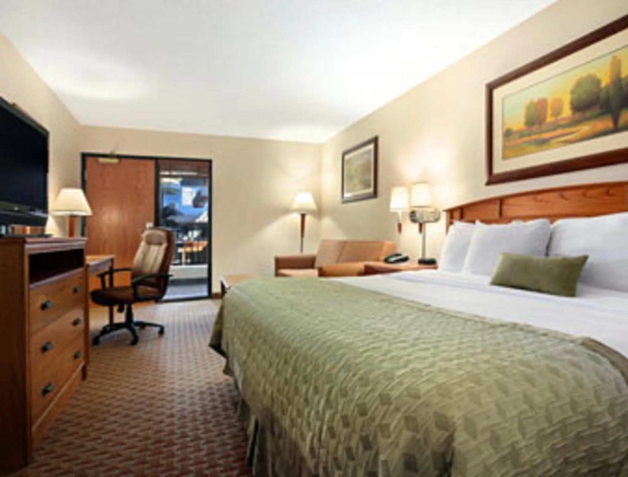 Photo of the whole room, Bed in Ramada by Wyndham Des Moines Tropics Resort & Conference Ctr