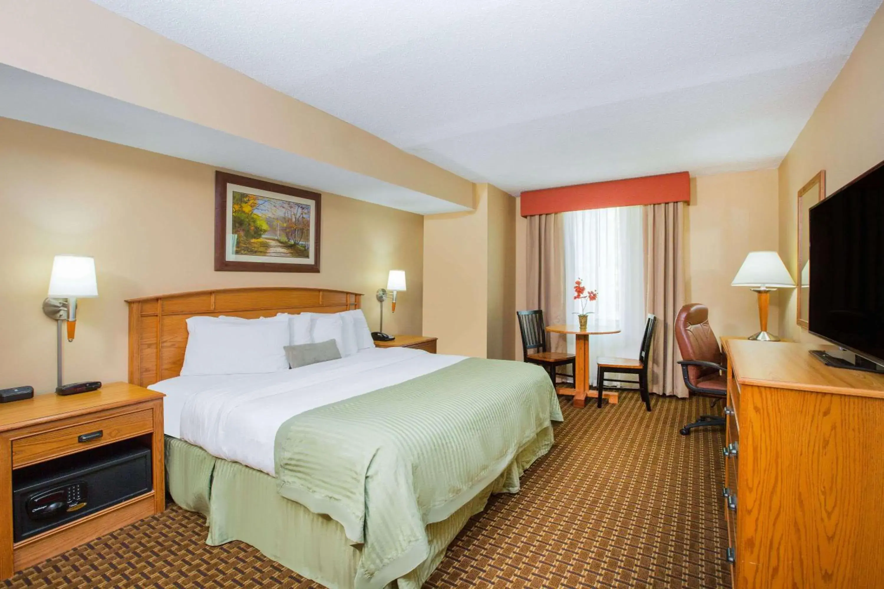 Photo of the whole room, Bed in Ramada by Wyndham Des Moines Tropics Resort & Conference Ctr Photo of the whole room, Bed in Ramada by Wyndham Des Moines Tropics Resort & Conference Ctr