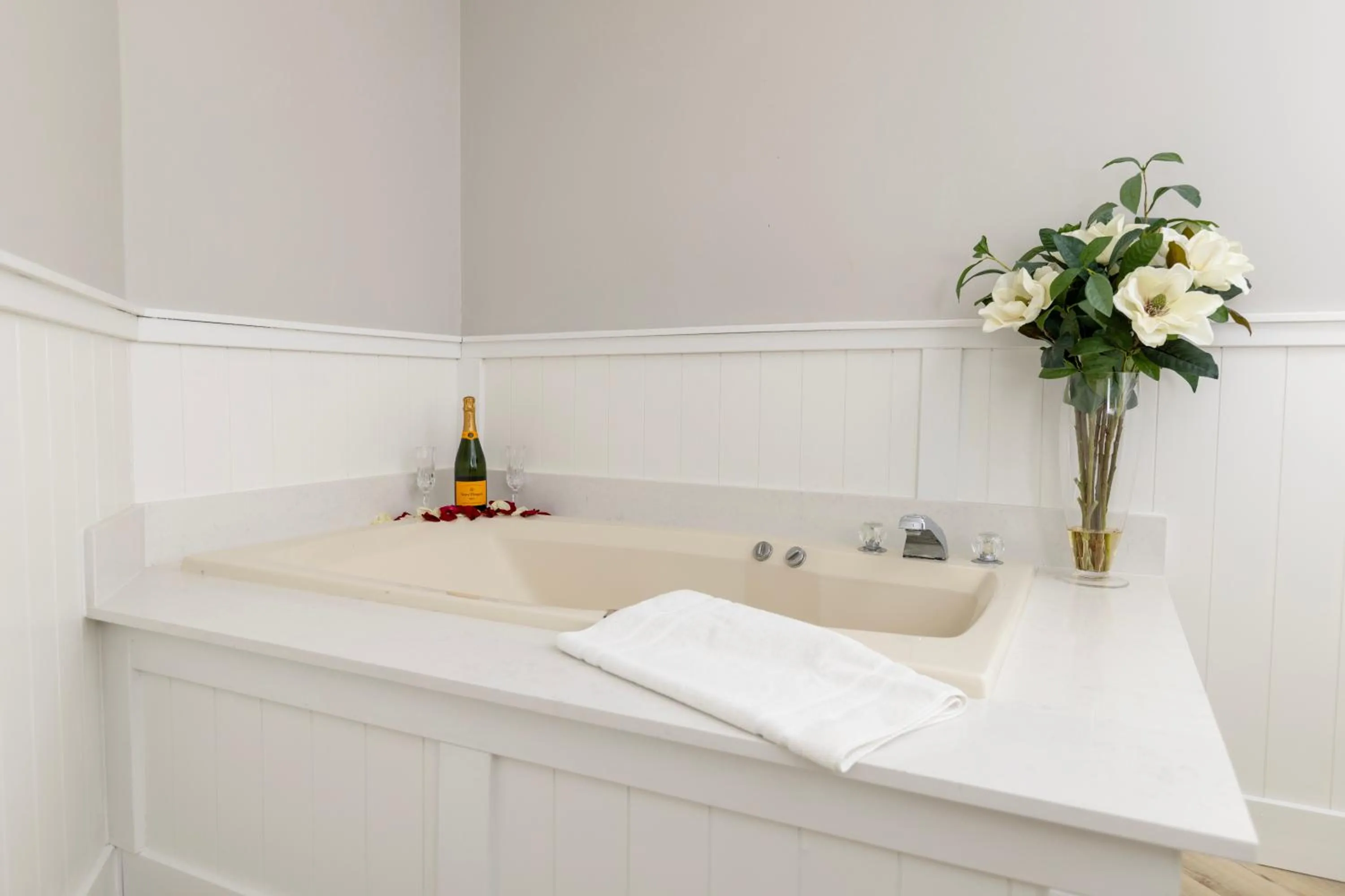 Hot Tub in Brandywine River Hotel