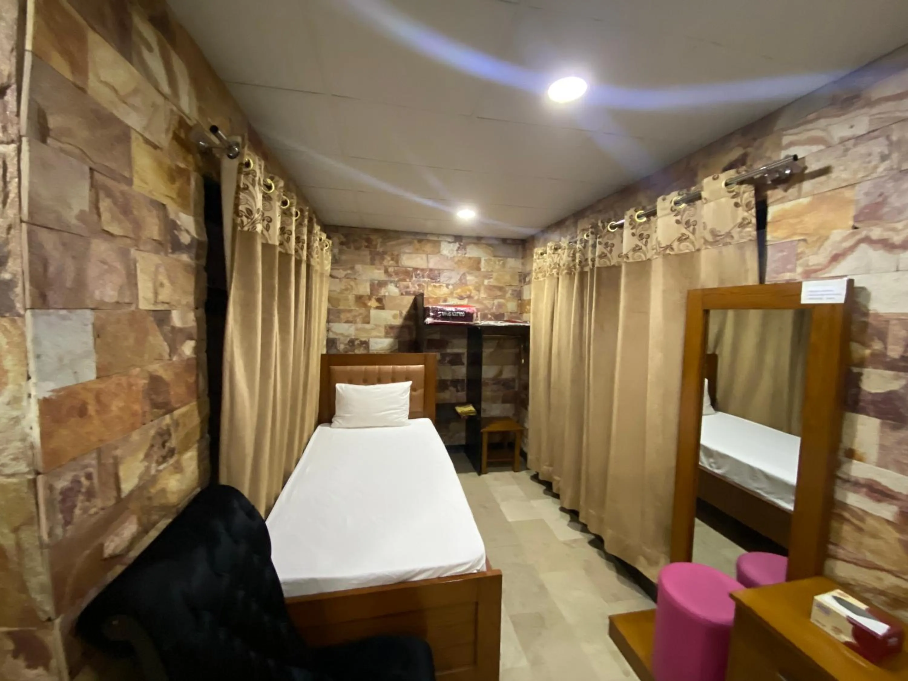 Bed in Hotel Vista Inn DHA