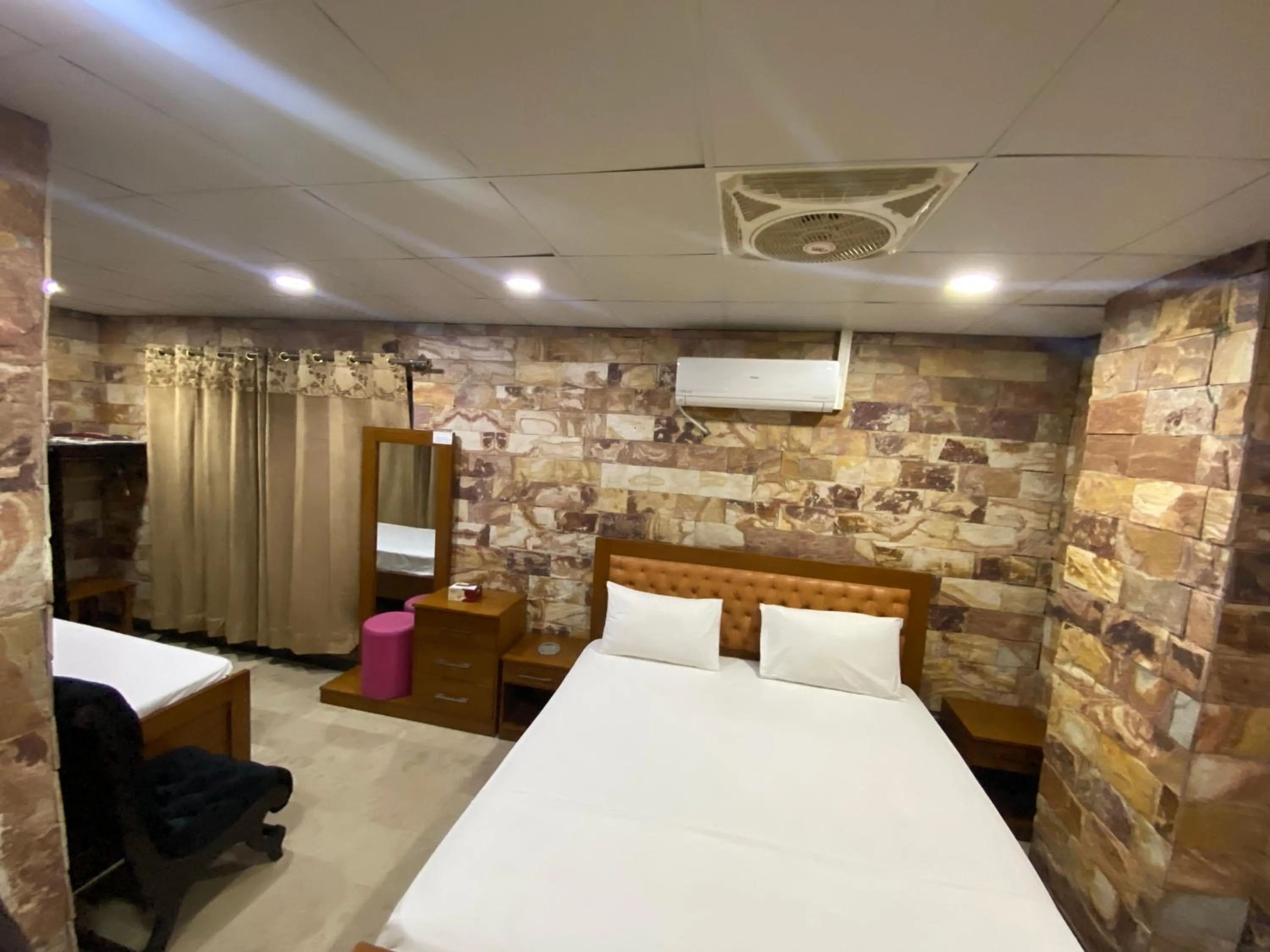 Bed in Hotel Vista Inn DHA