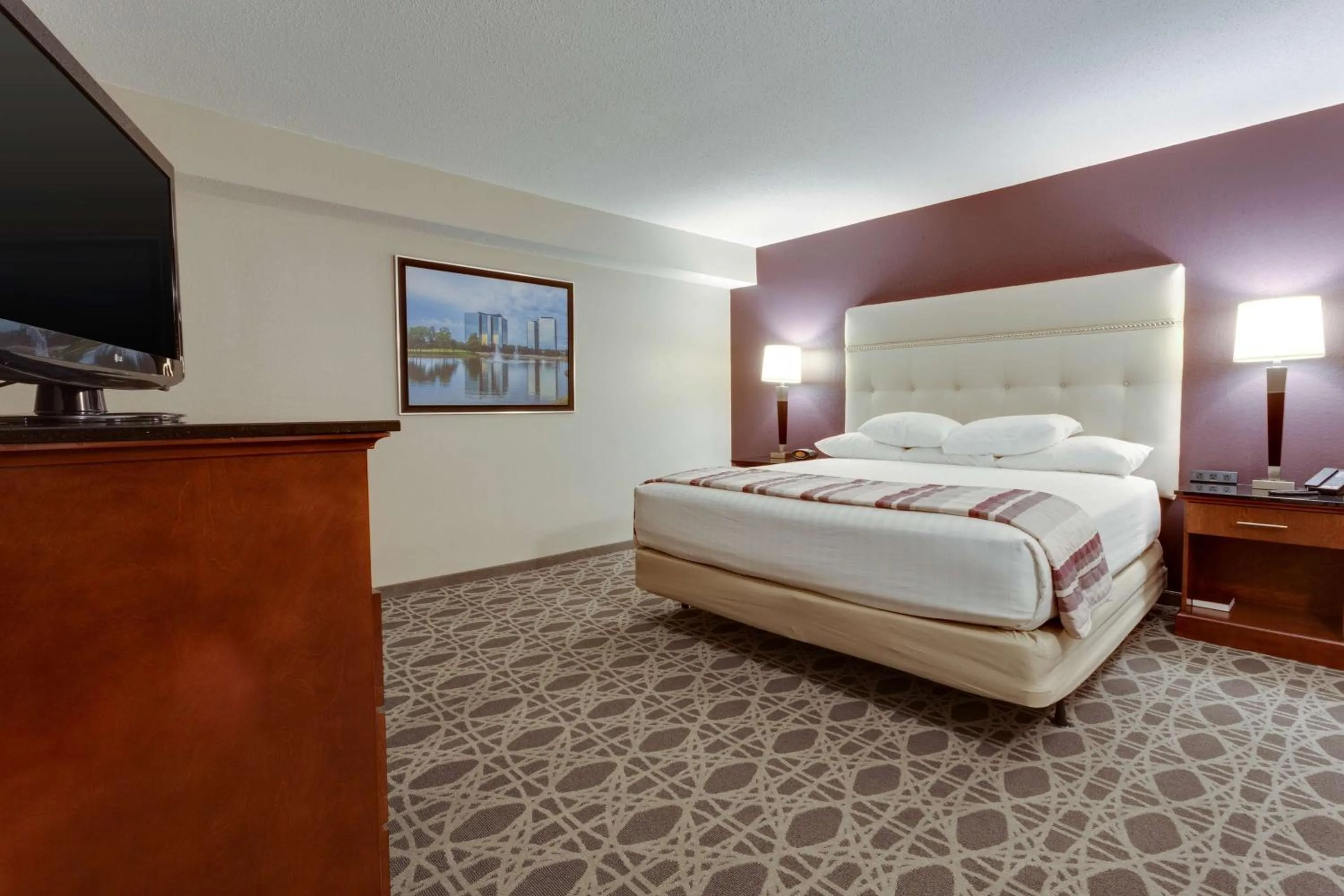 Photo of the whole room, Bed in Drury Inn & Suites Overland Park