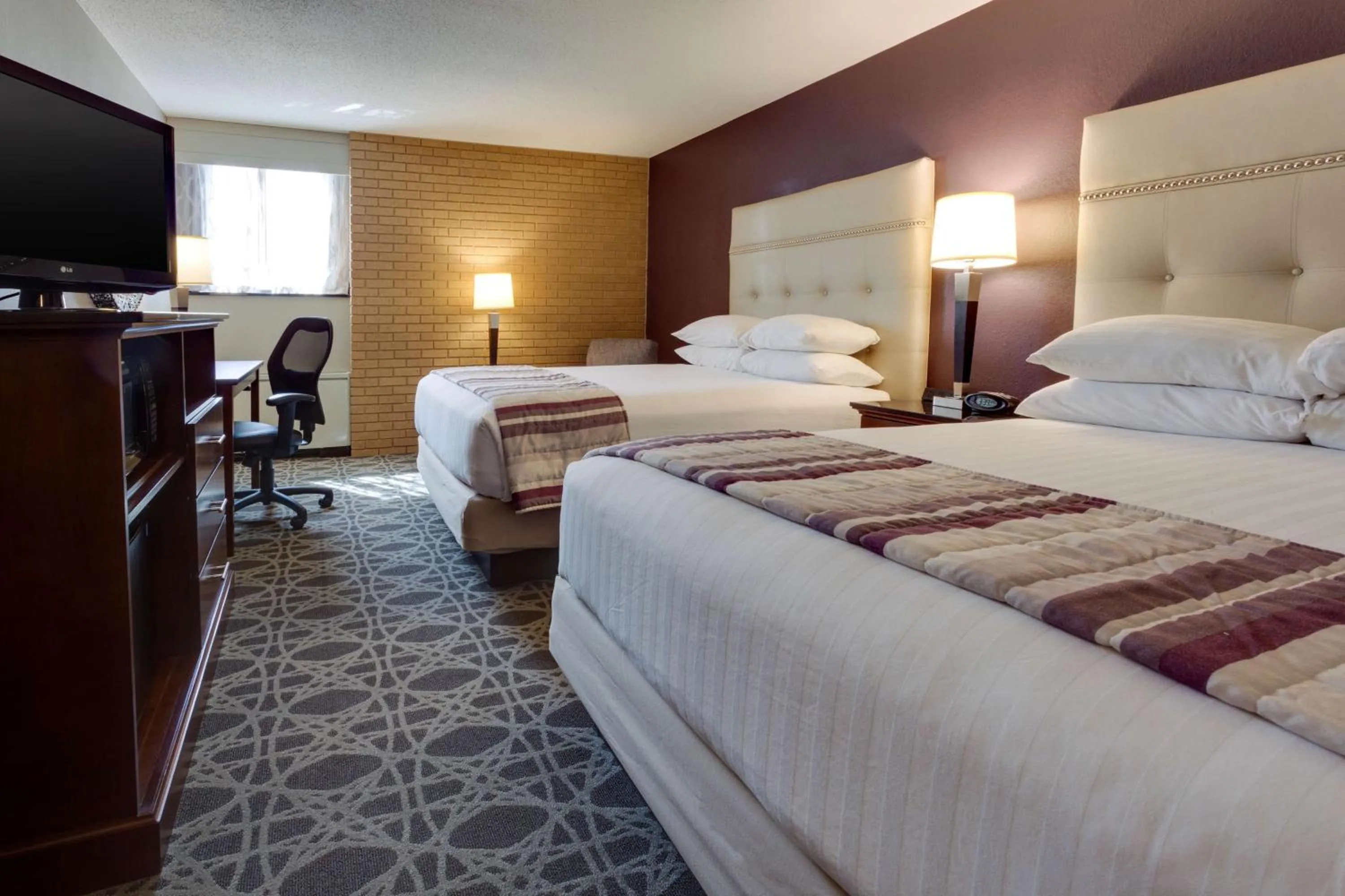 Photo of the whole room, Bed in Drury Inn & Suites Overland Park
