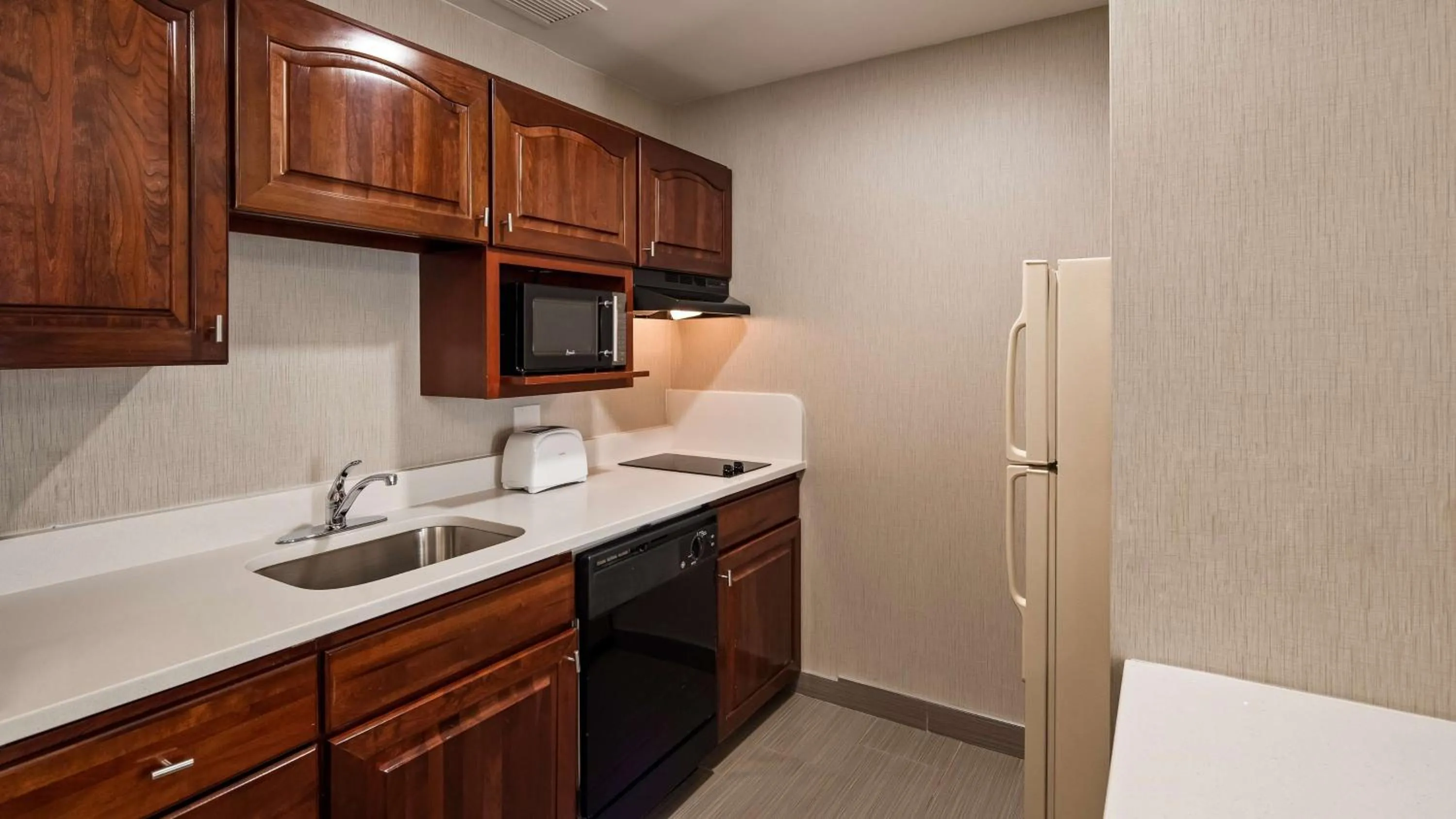 Kitchen or kitchenette in Best Western Plus Portsmouth Hotel & Suites