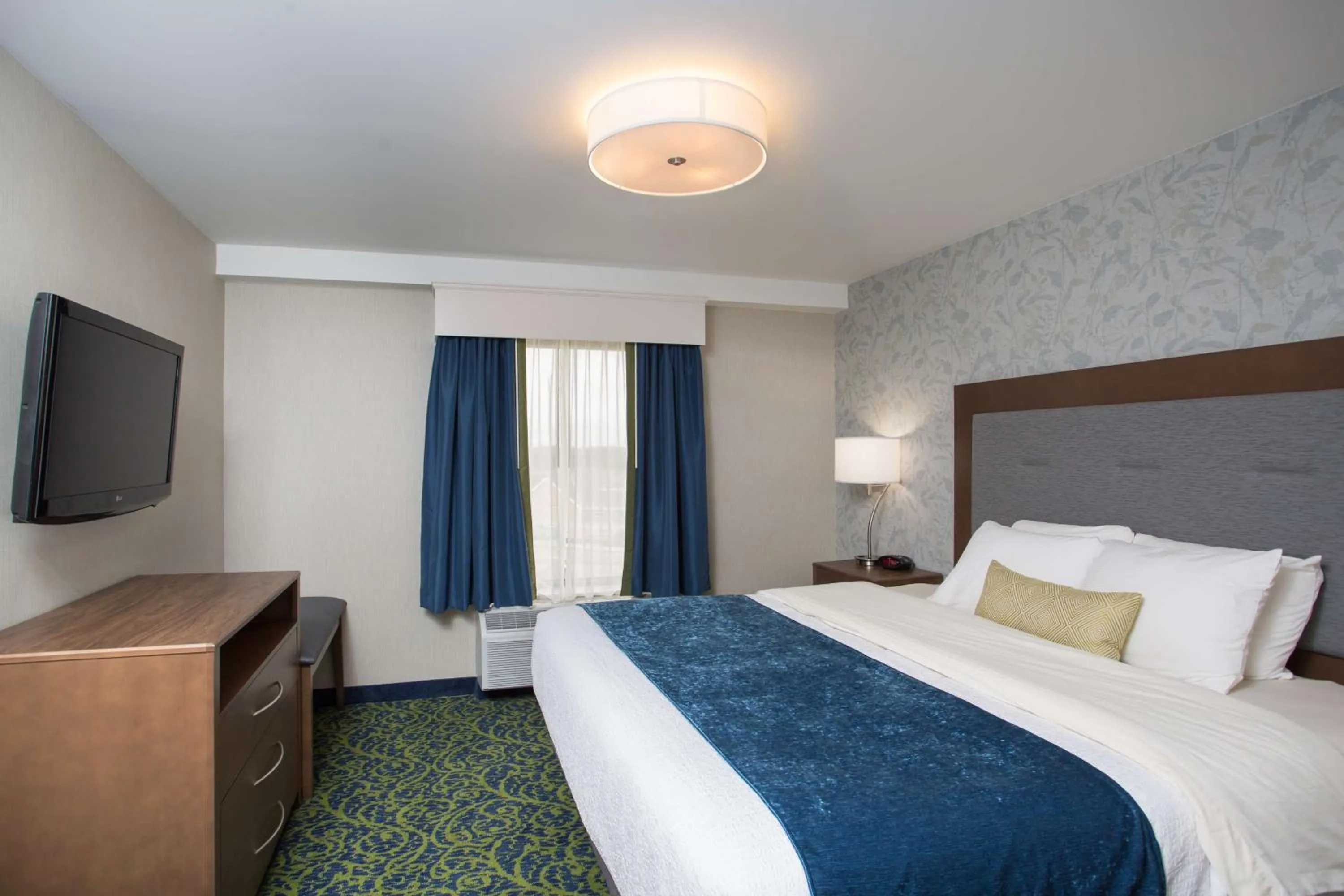 Bedroom, Bed in Best Western Plus Portsmouth Hotel & Suites