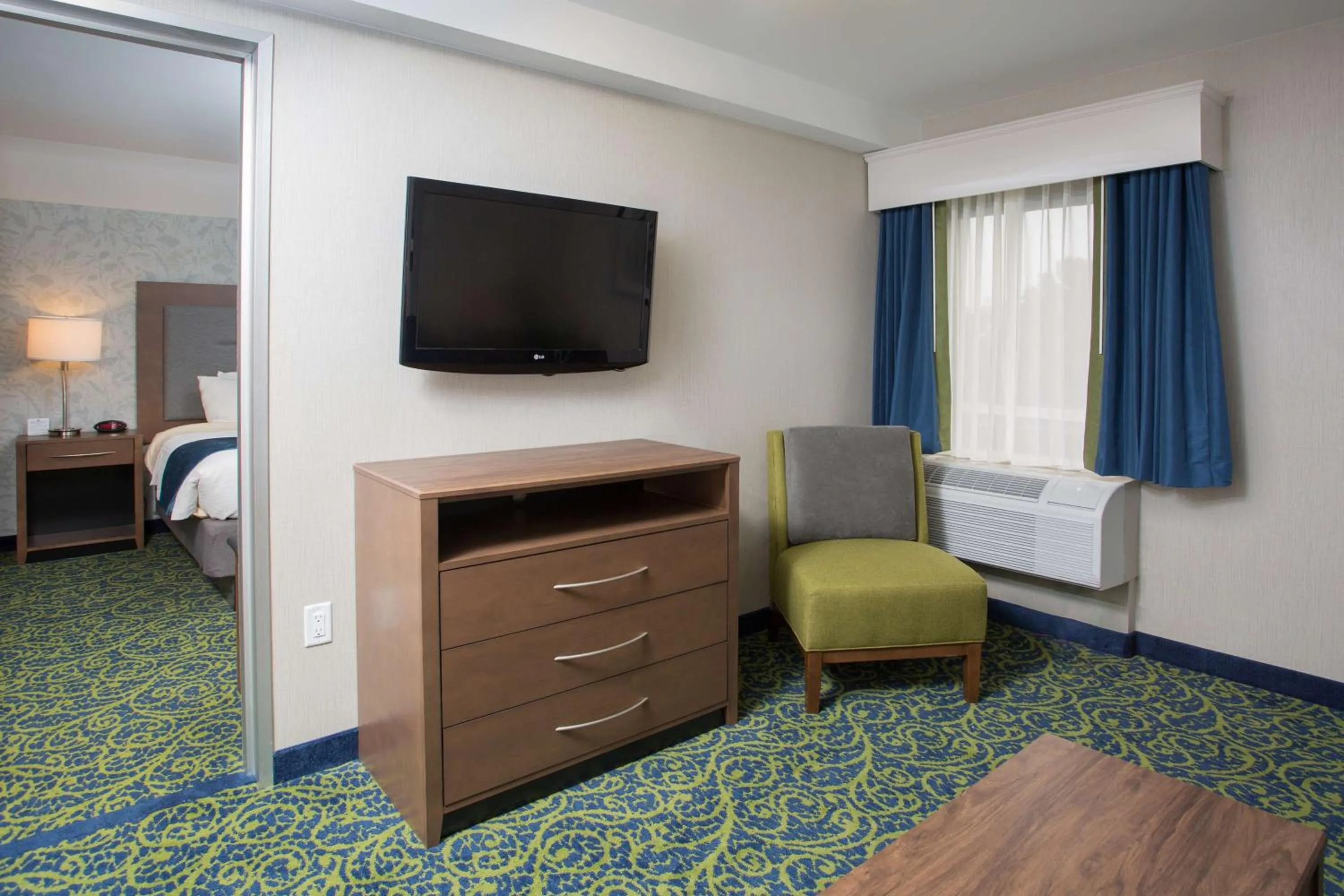 Living room, Bed in Best Western Plus Portsmouth Hotel & Suites