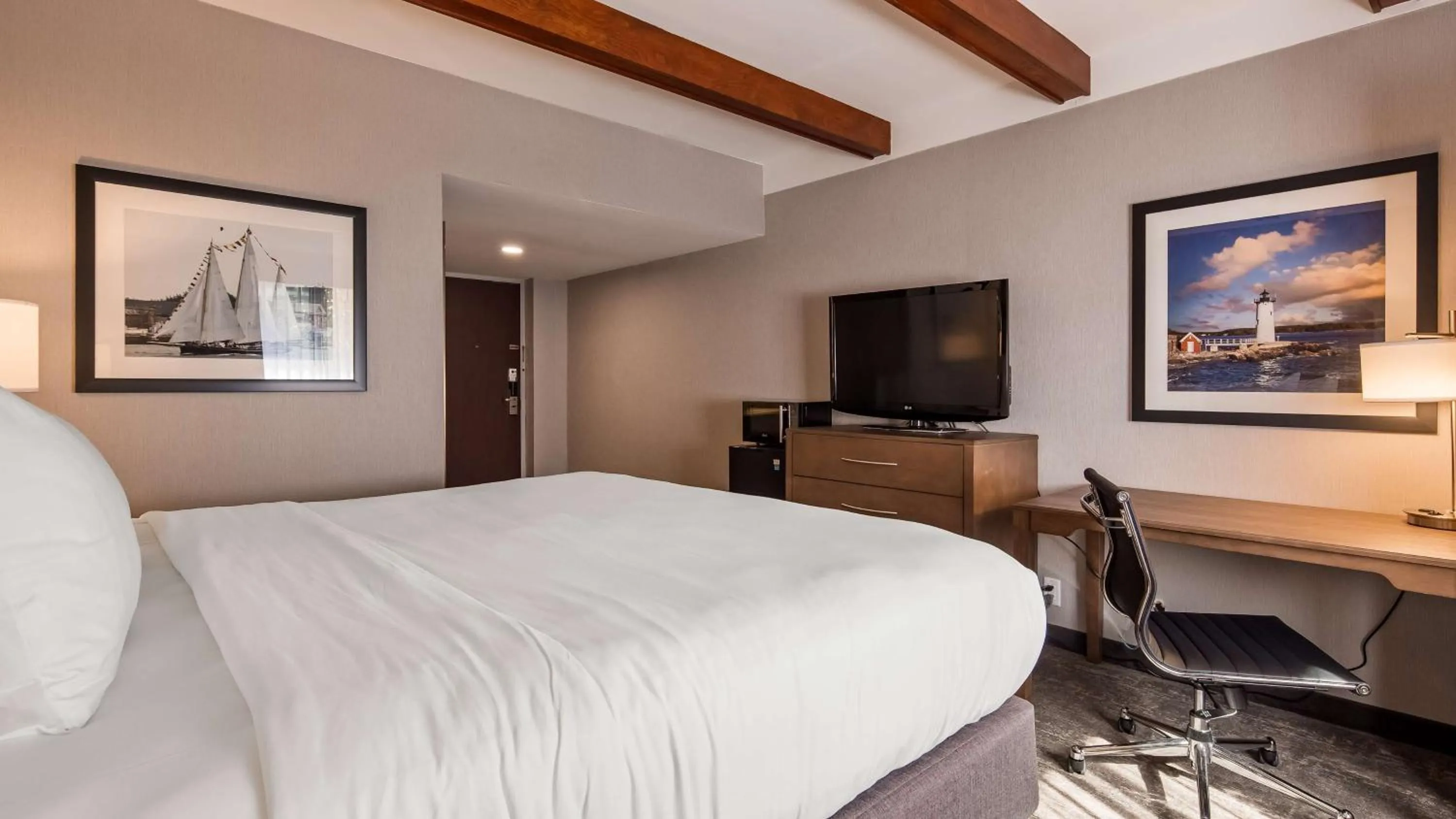 Photo of the whole room, Bed in Best Western Plus Portsmouth Hotel & Suites