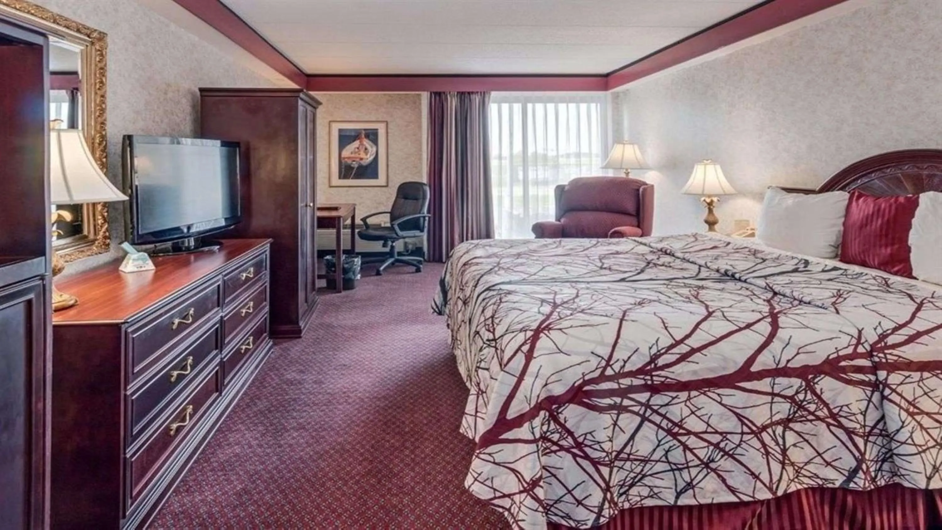 Photo of the whole room, Bed in Best Western Plus Portsmouth Hotel & Suites