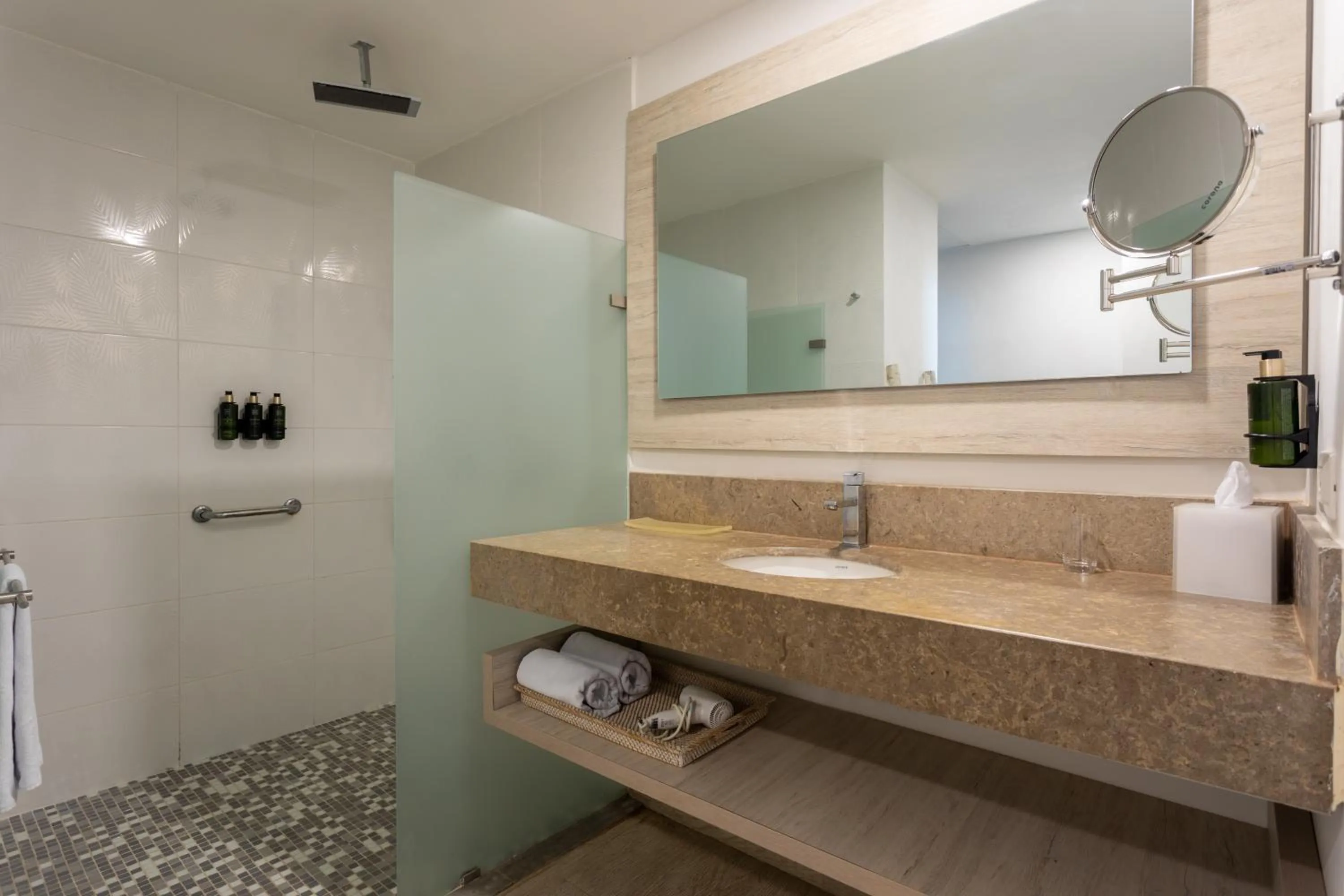 Bathroom in Grand Sirenis Cartagena