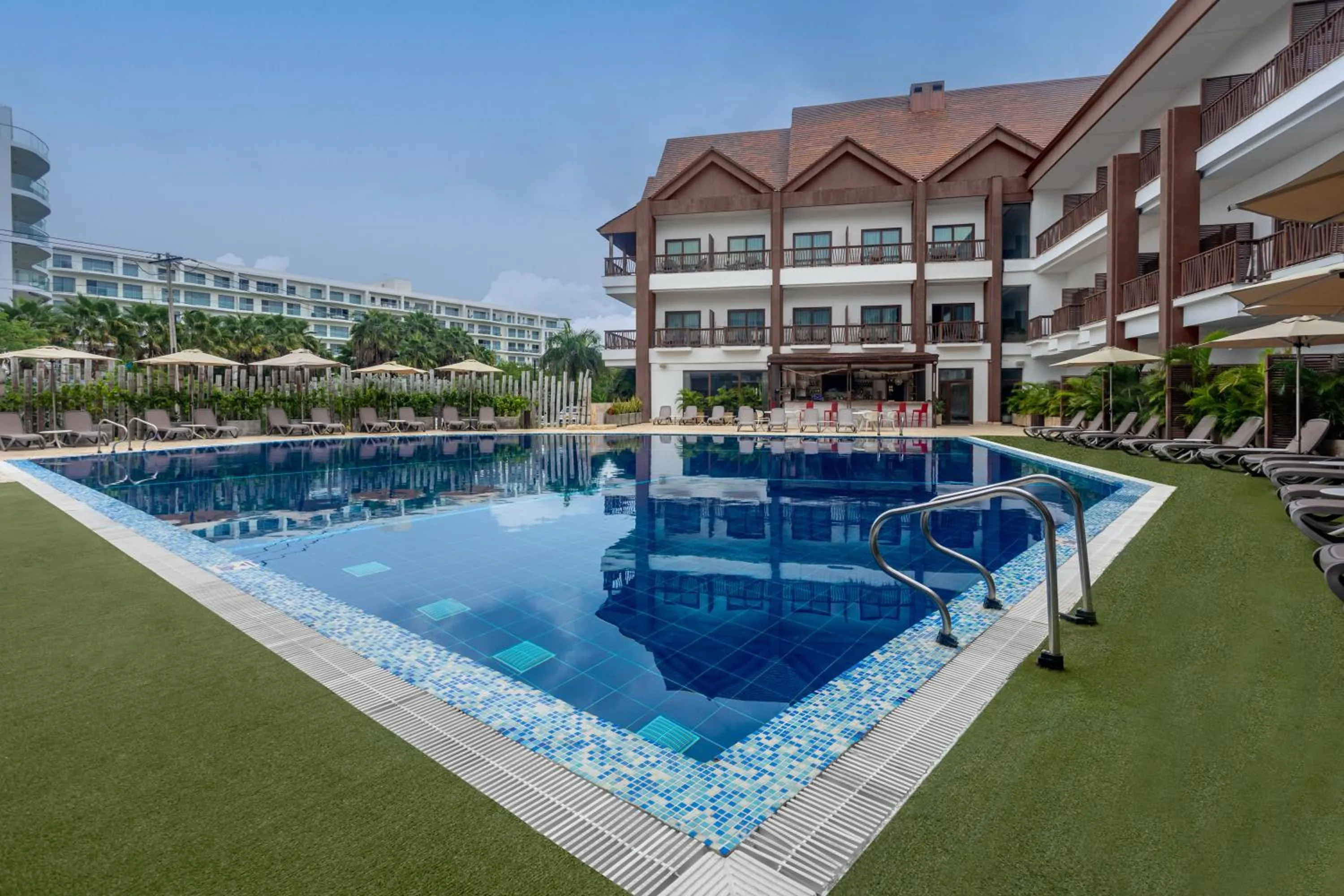 Swimming pool in Grand Sirenis Cartagena