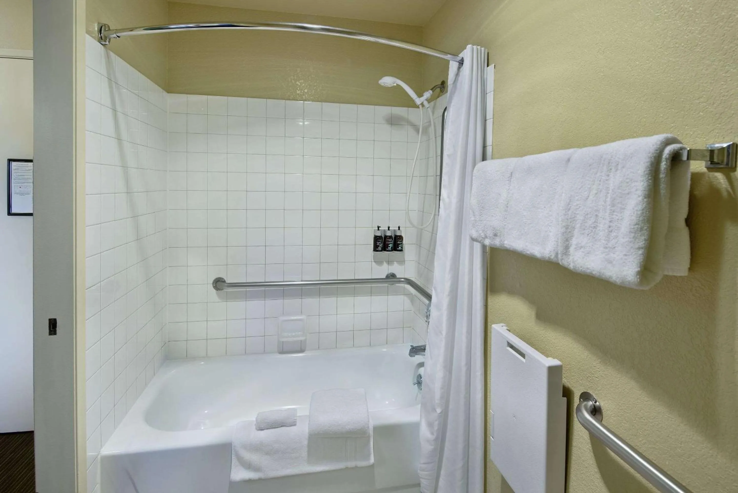 Bedroom in Oxnard Inn Lancaster