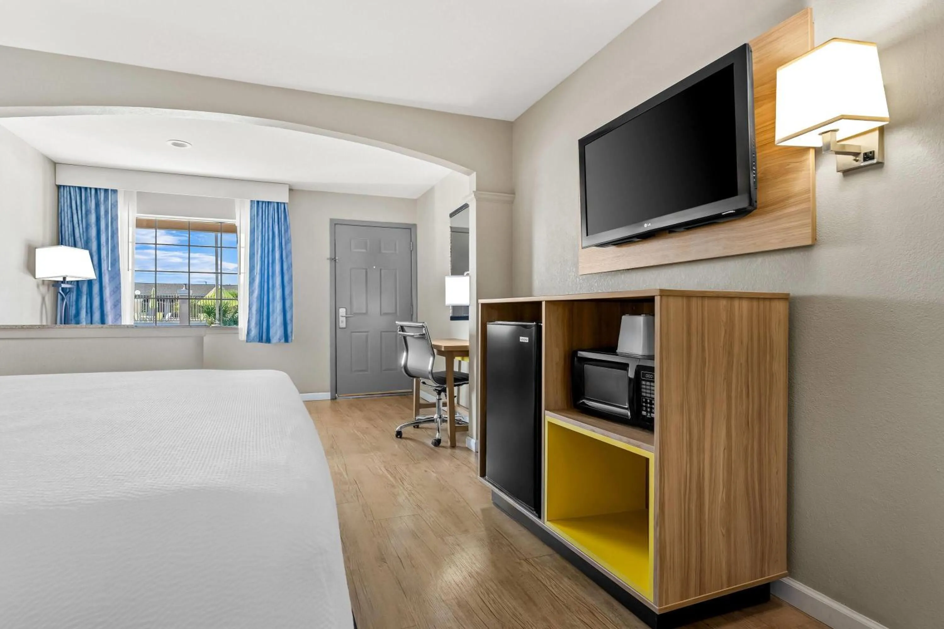 Photo of the whole room, Bed in Days Inn by Wyndham Nacogdoches/SFA University/Downtown