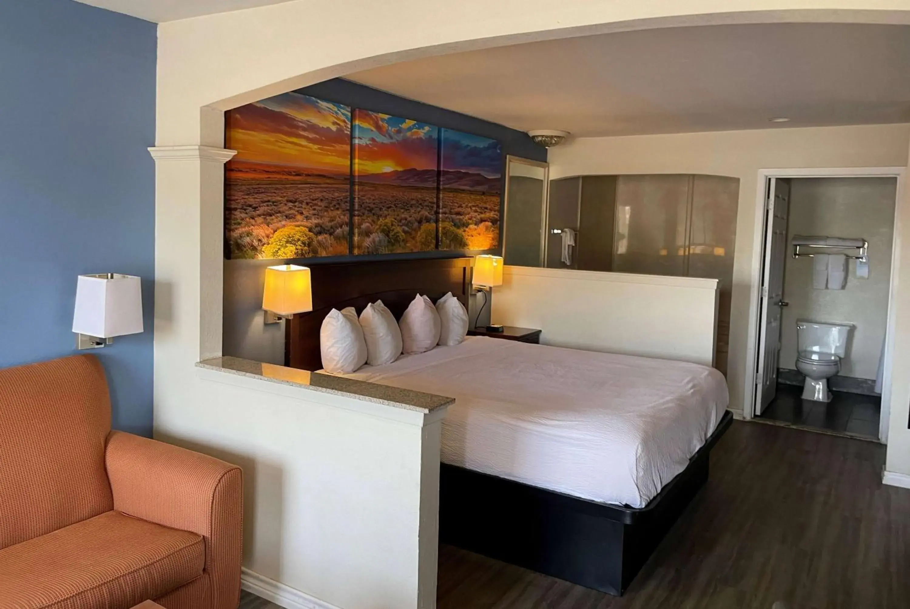 Living room, Bed in Days Inn by Wyndham Nacogdoches/SFA University/Downtown Living room, Bed in Days Inn by Wyndham Nacogdoches/SFA University/Downtown