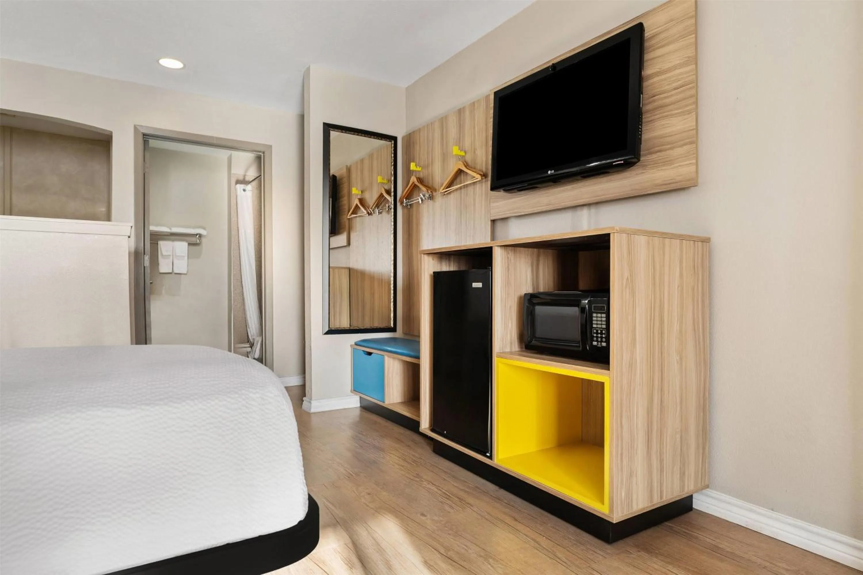 Photo of the whole room, Bed in Days Inn by Wyndham Nacogdoches/SFA University/Downtown