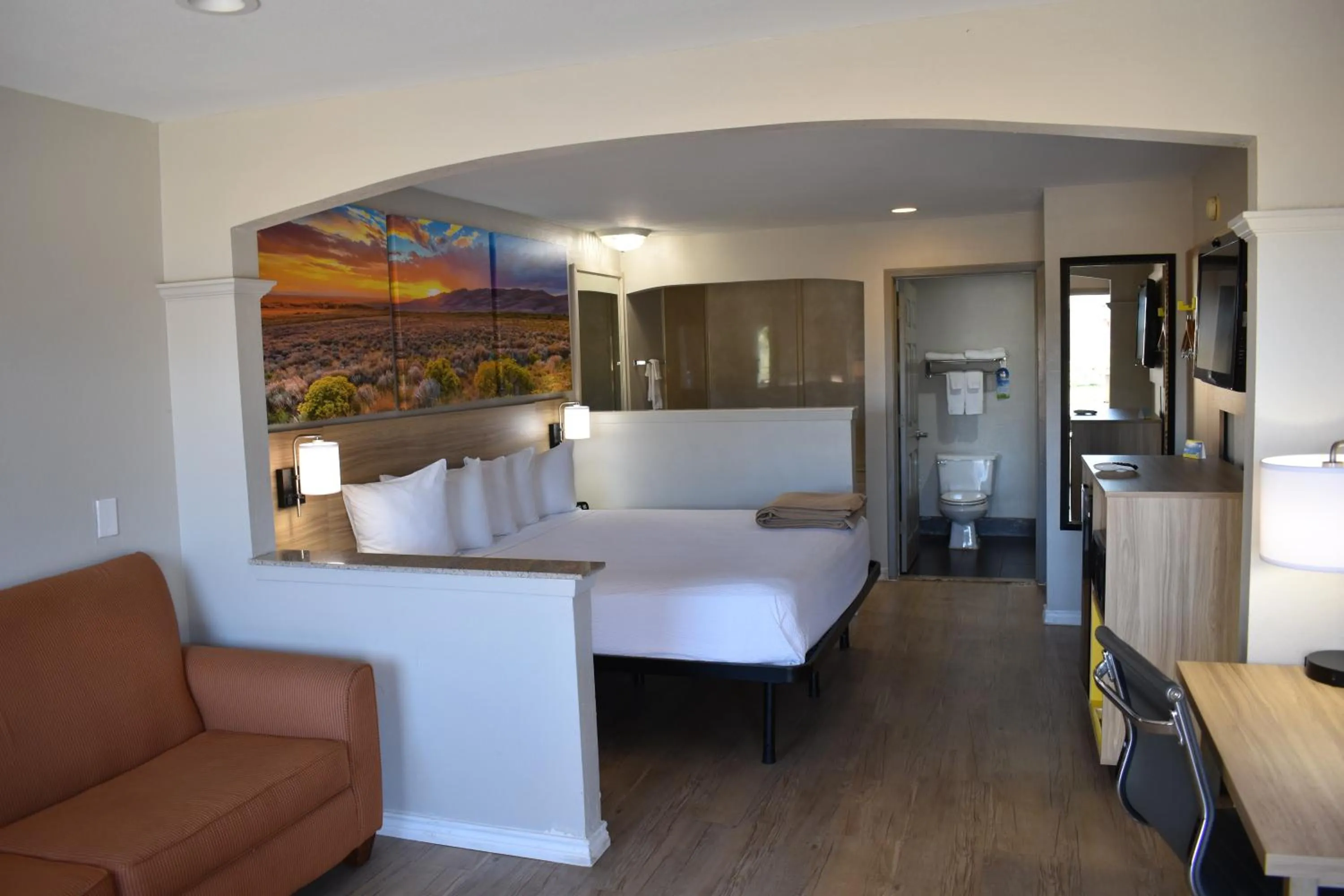 Photo of the whole room, Bed in Days Inn by Wyndham Nacogdoches/SFA University/Downtown