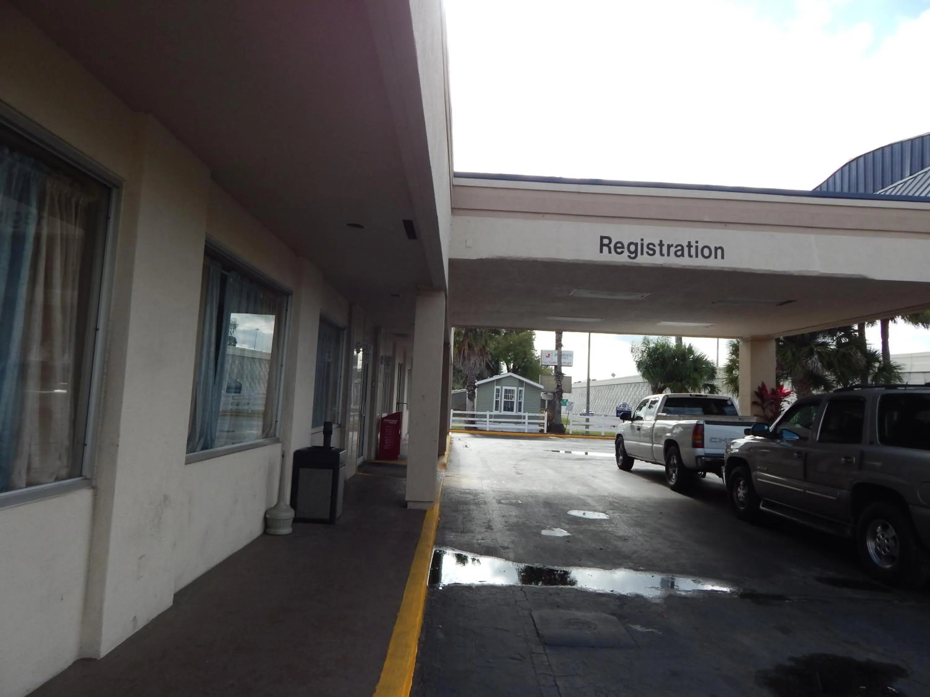 Facade/entrance in Knights Inn - Plant City