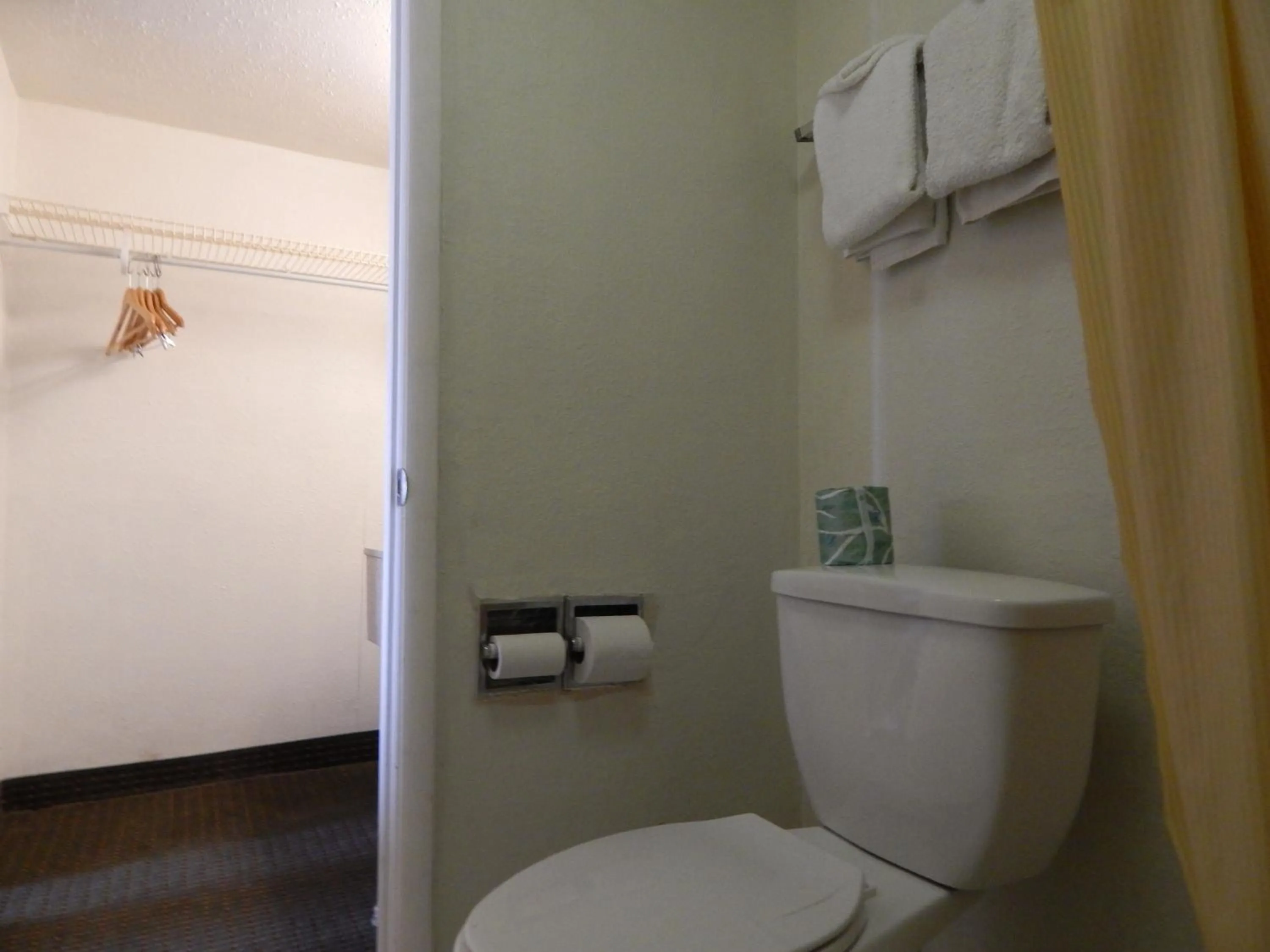 Bathroom in Knights Inn - Plant City