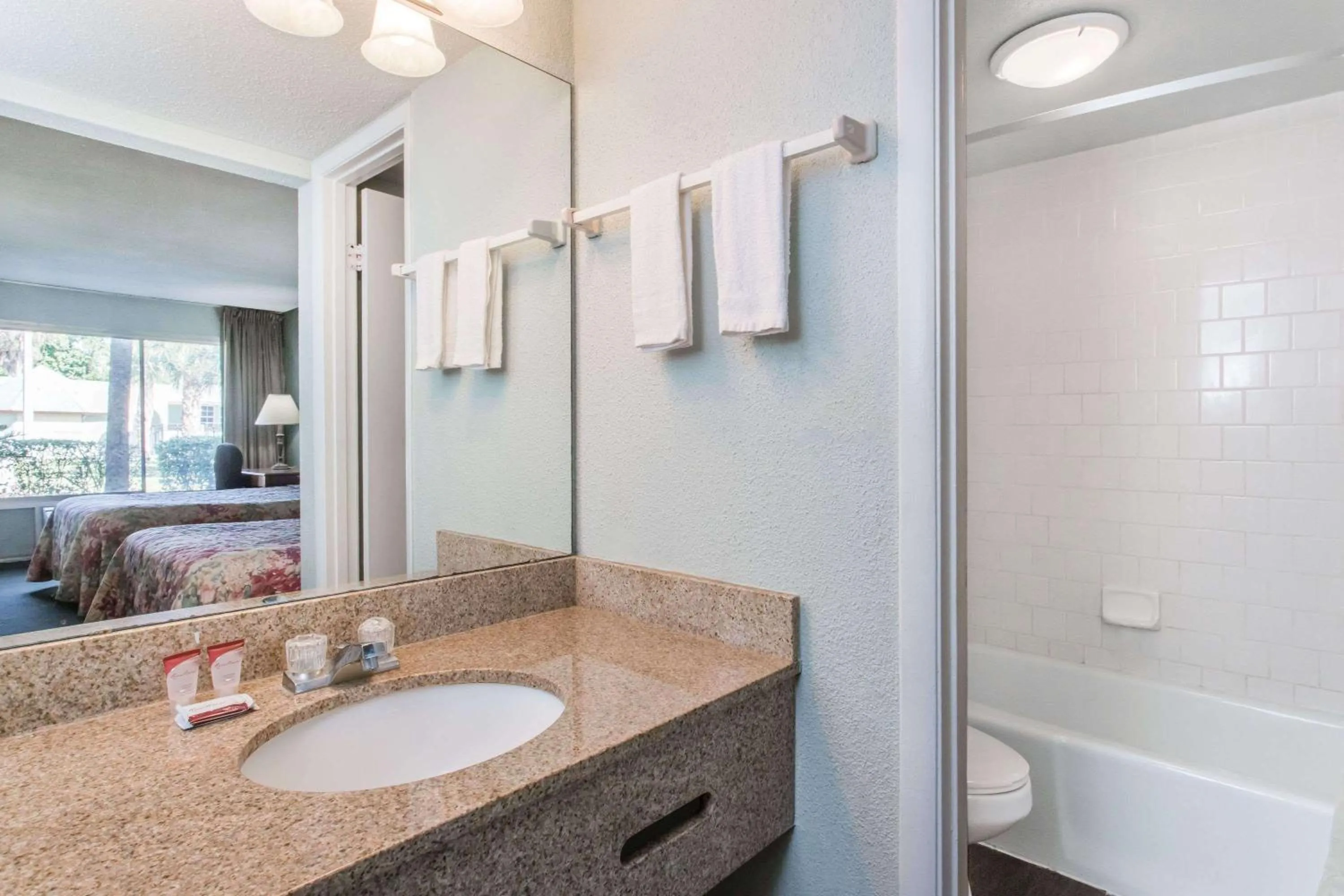 Photo of the whole room in Knights Inn - Plant City