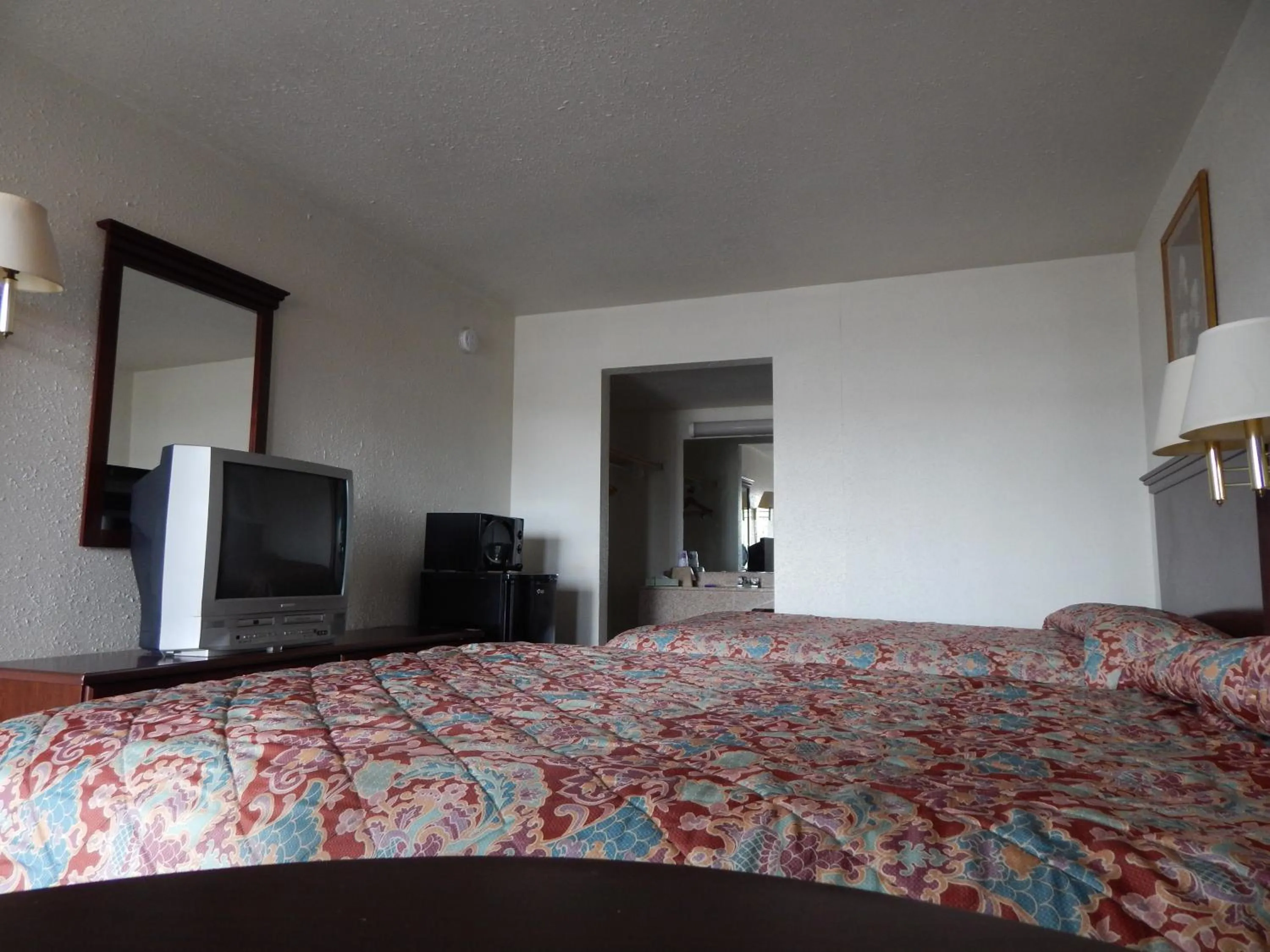 Bedroom, Bed in Knights Inn - Plant City