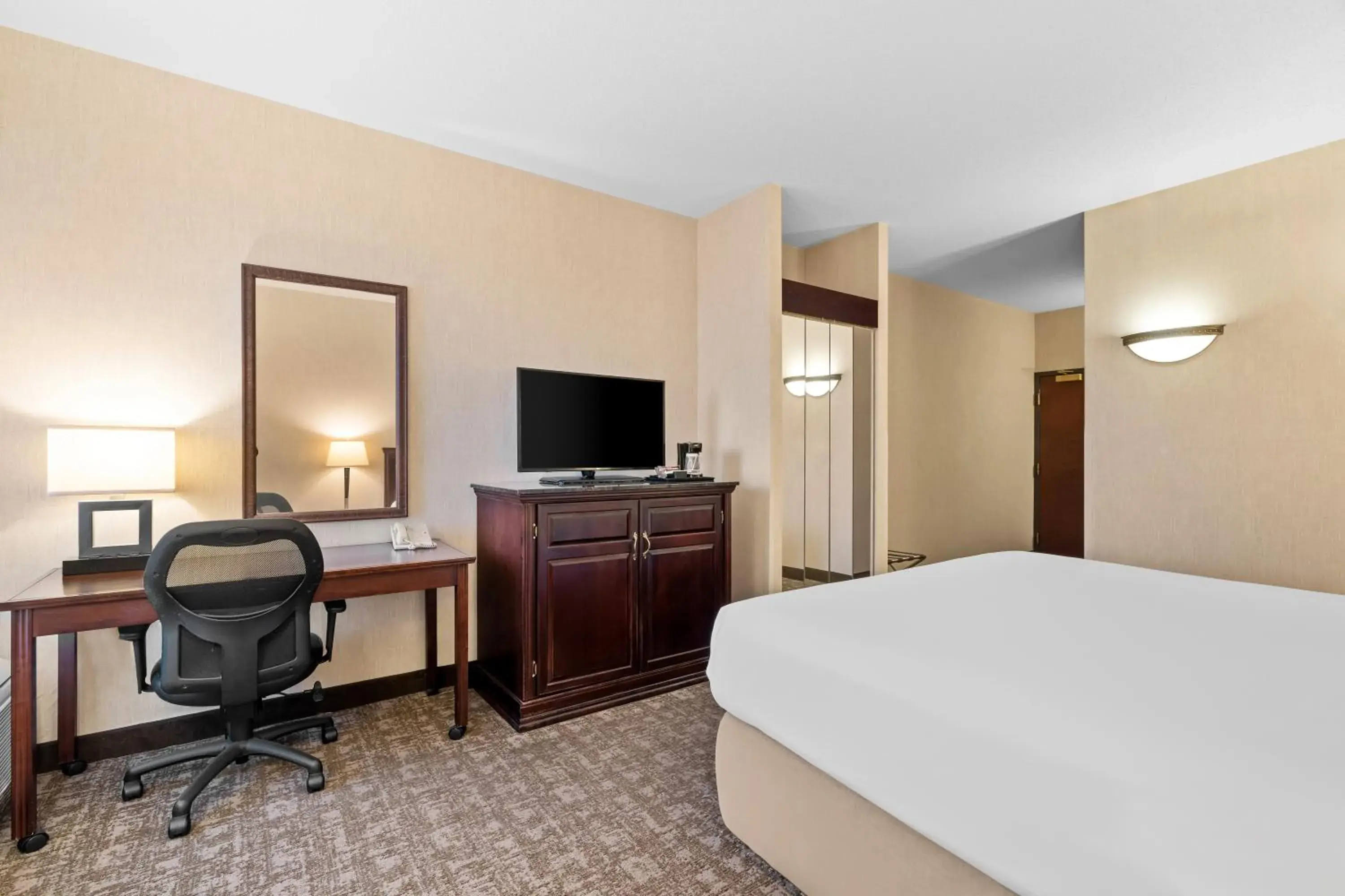 Bed in Prado Hotel by Choice Hotels Bed in Prado Hotel by Choice Hotels