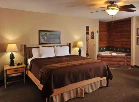 Bed in Boarders Inn & Suites by Cobblestone Hotels in Waukon