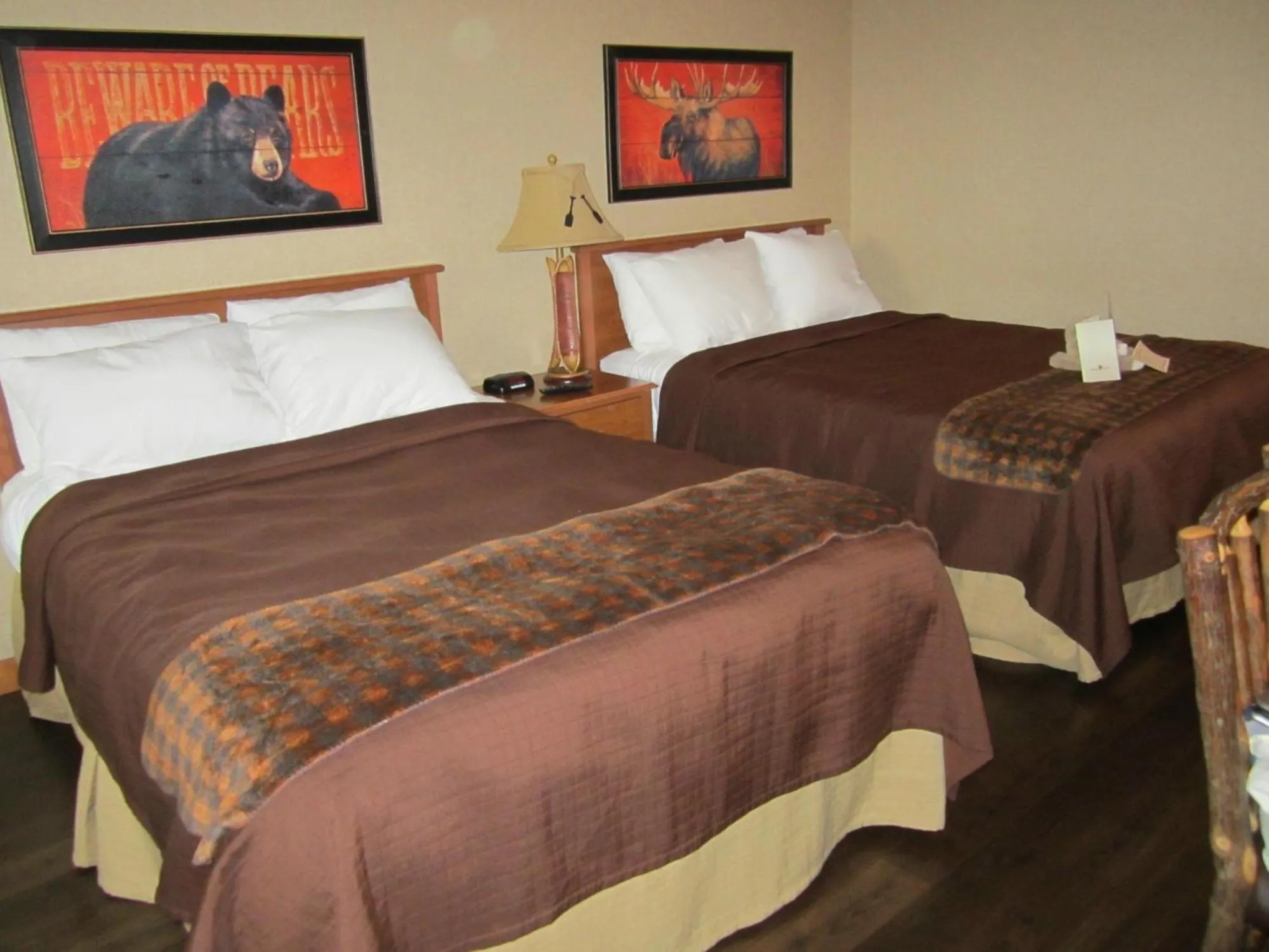 Bed in Boarders Inn & Suites by Cobblestone Hotels in Waukon