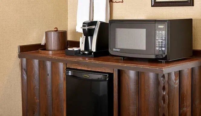 Coffee/tea facilities in Boarders Inn & Suites by Cobblestone Hotels in Waukon