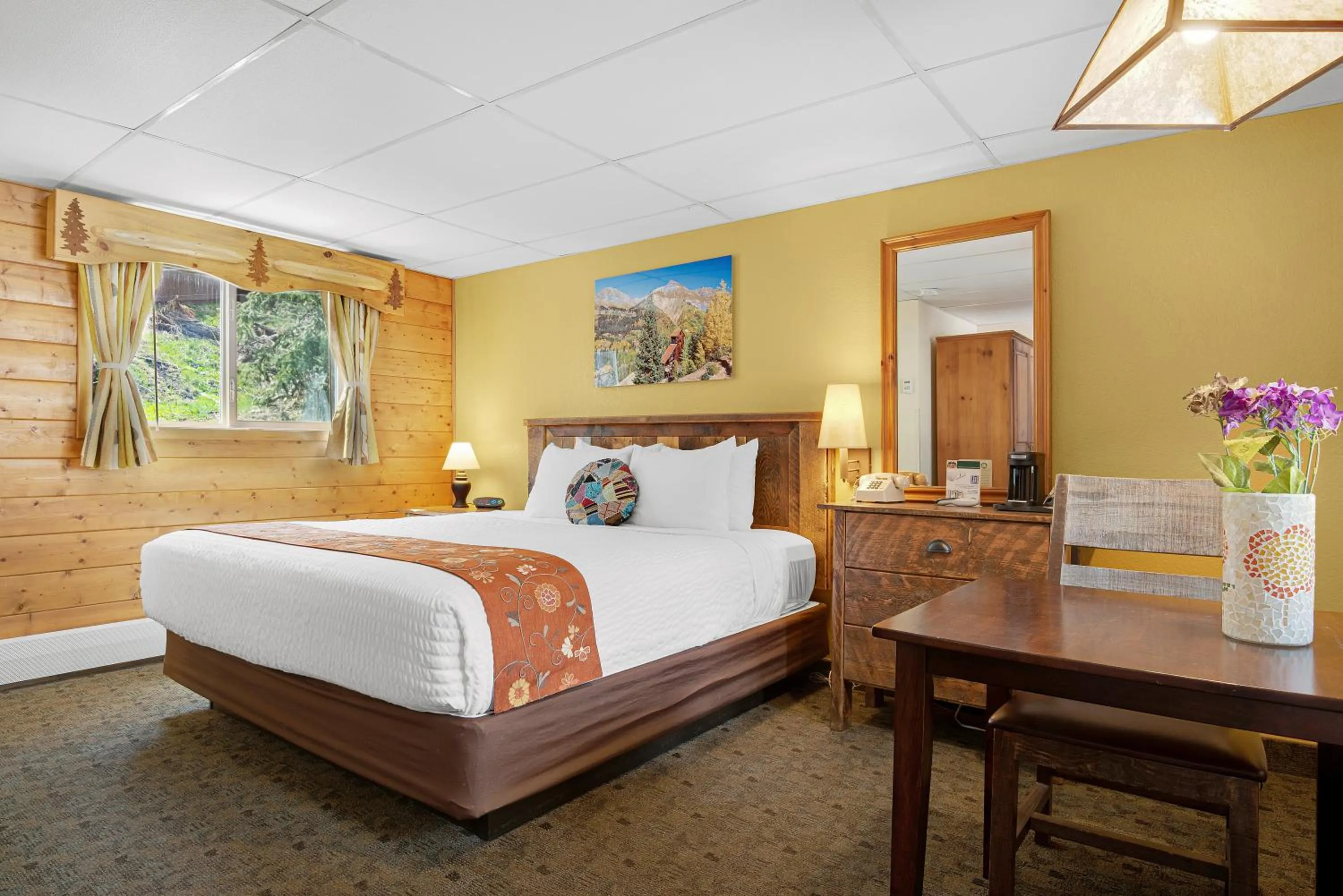 Hot Spring Bath, Bed in Box Canyon Lodge and Hot Springs