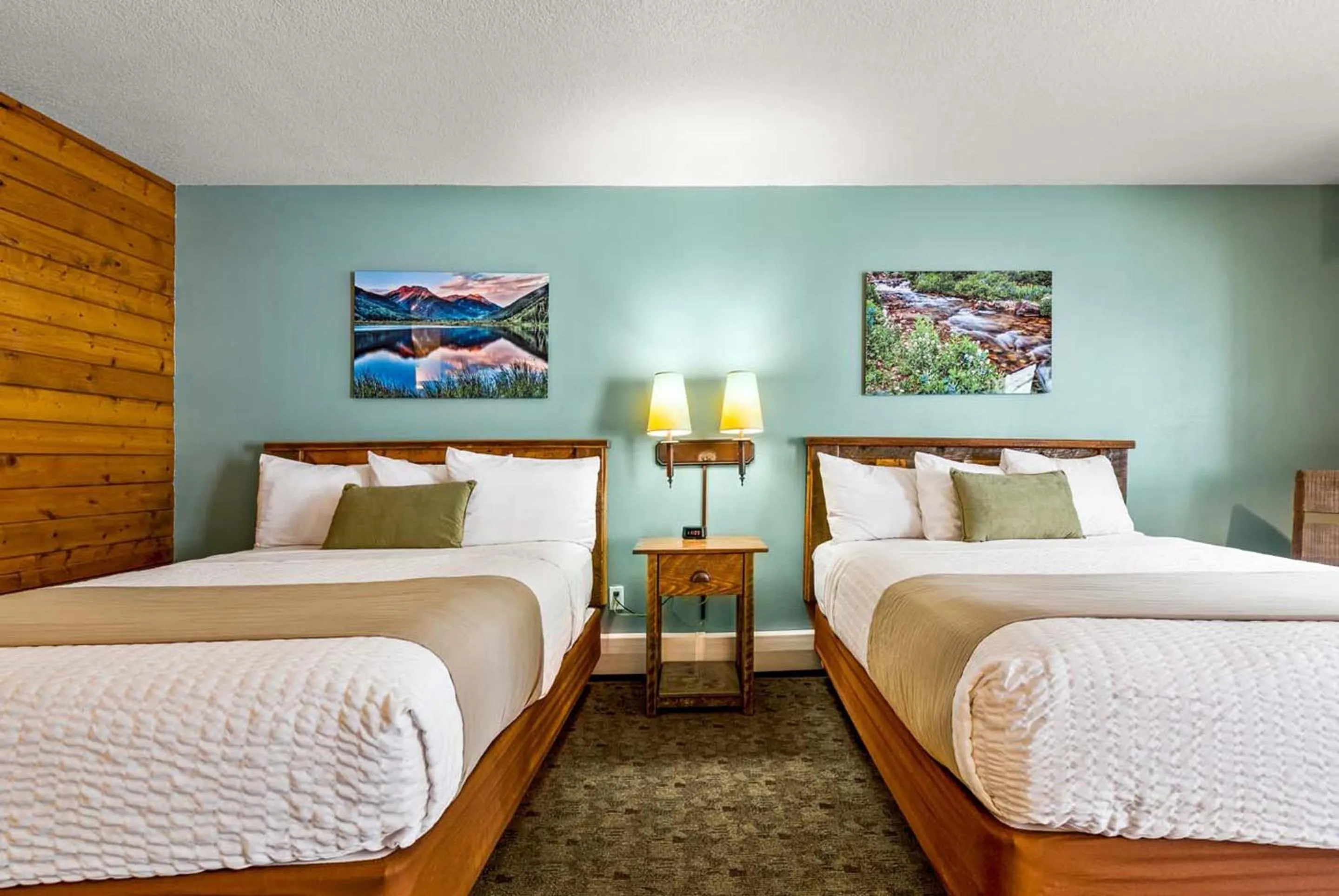 Bed in Box Canyon Lodge and Hot Springs