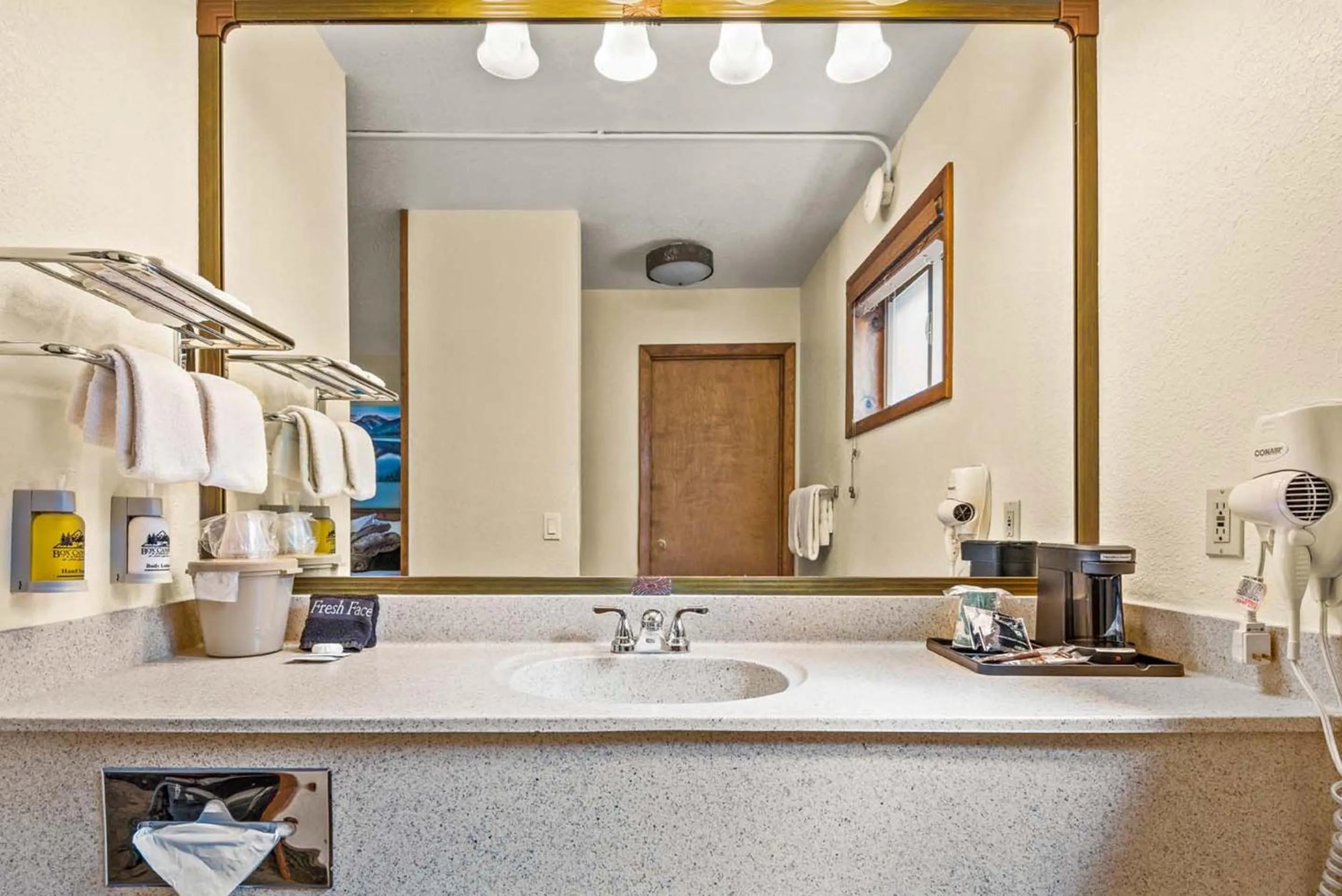 Bathroom in Box Canyon Lodge and Hot Springs